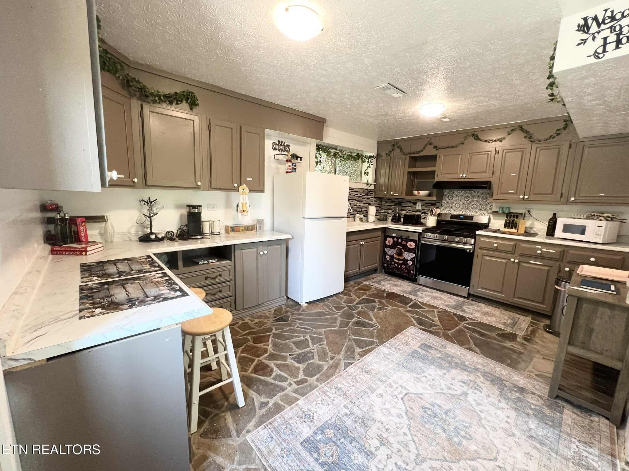 WWKJ - 191 Hudson Lane, Clinton, TN 37716, Clinton