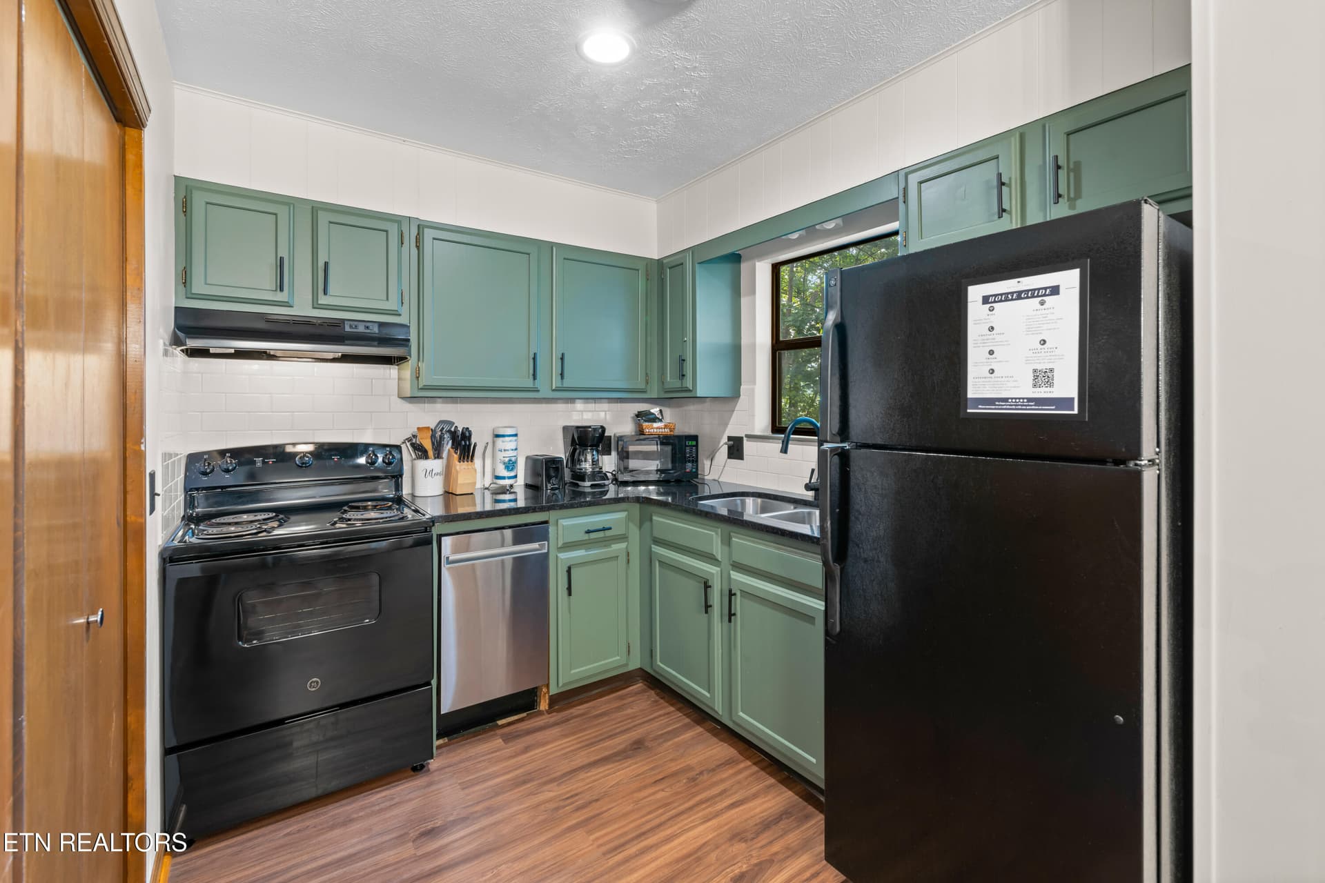 Pinecrest Townhomes - 121-04 - 3729 Plaza Way 121-126, Pigeon Forge, TN 37863