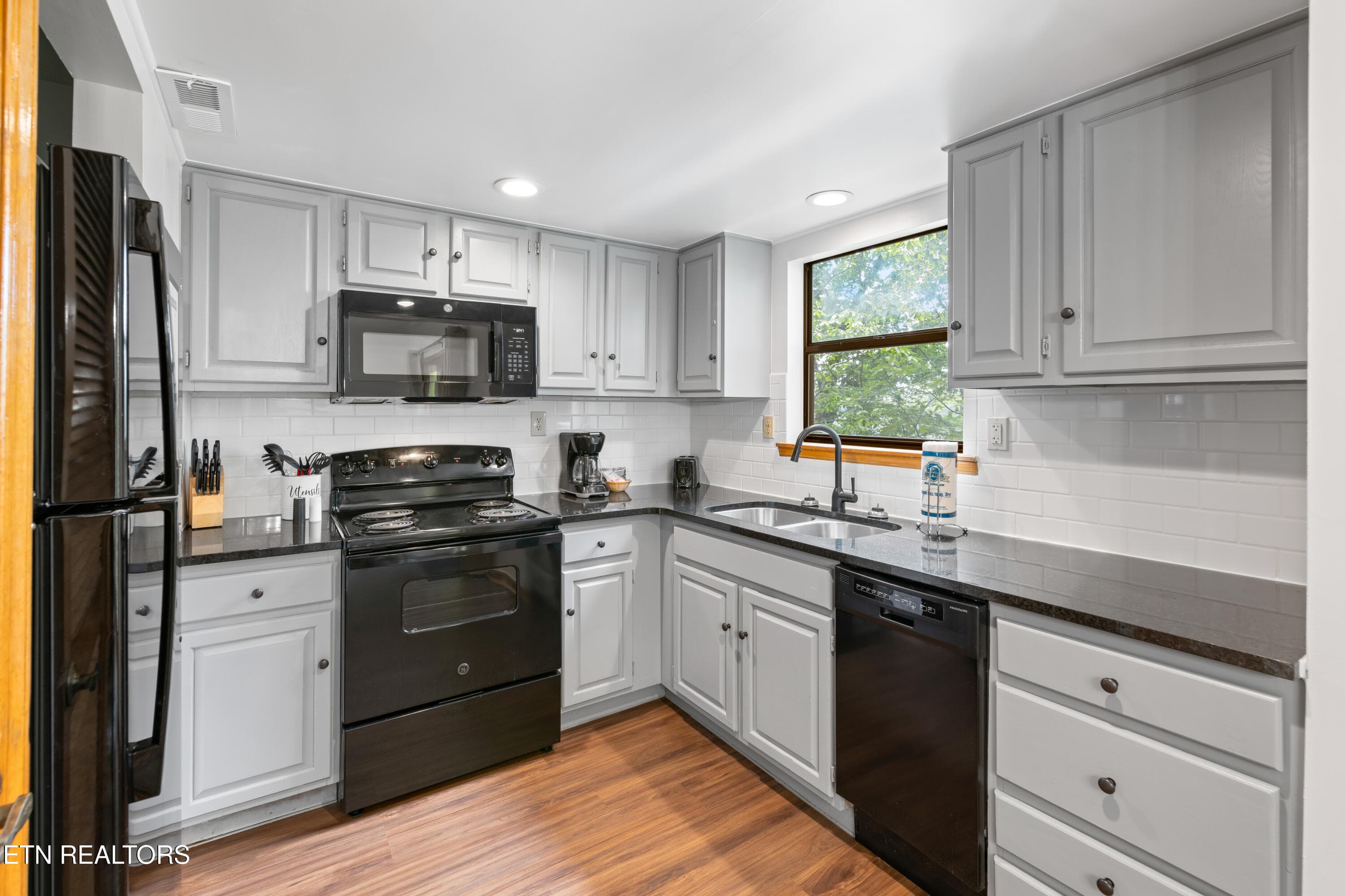 Pinecrest Townhomes - 141-06 - 3729 Plaza Way 141, Pigeon Forge, TN 37863