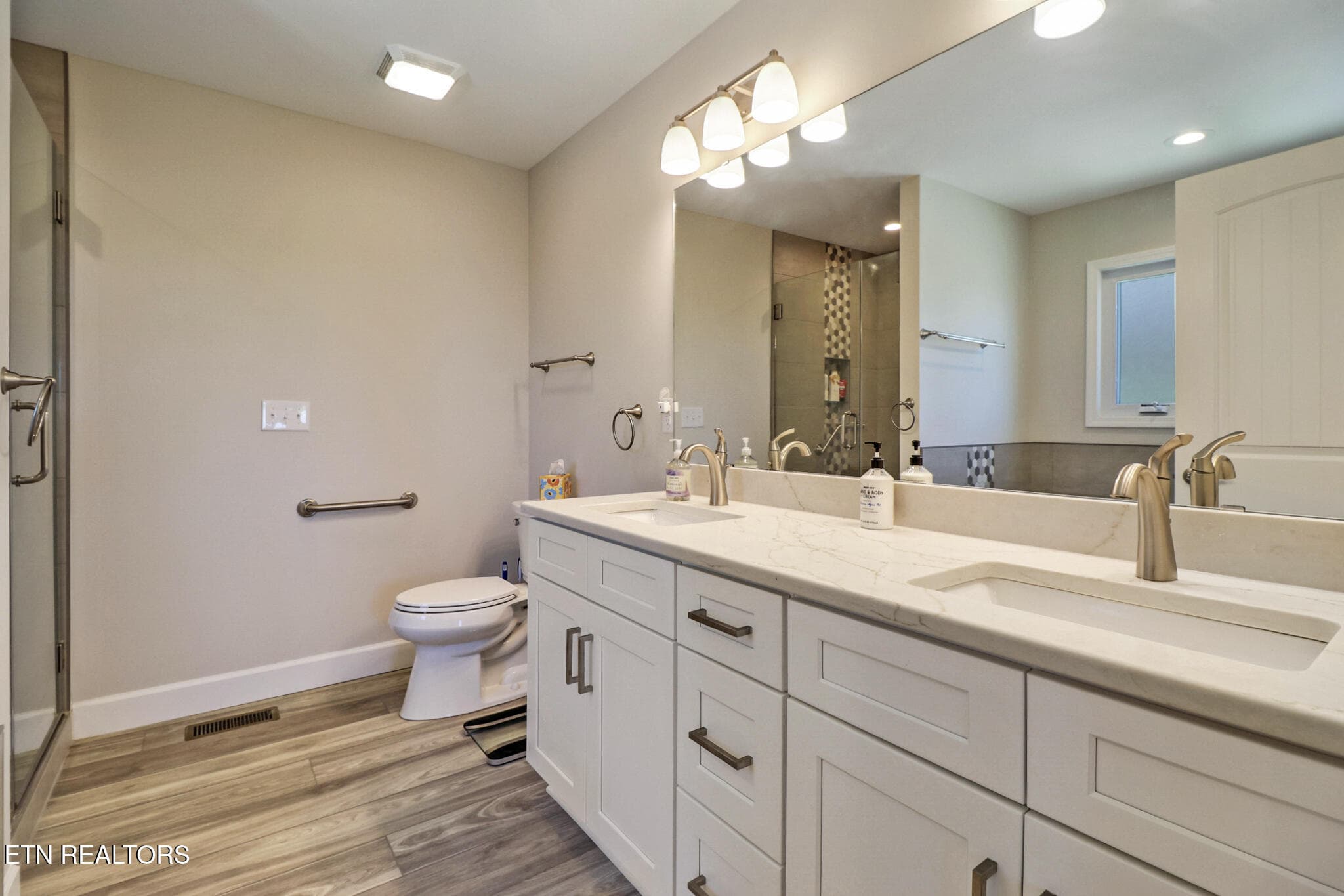 Master bath - 38 Markham Terrace, Crossville, TN 38558