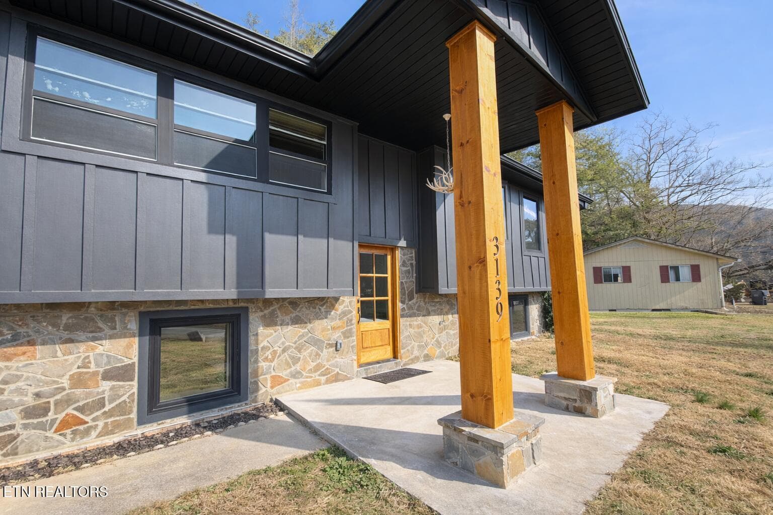 Entry - 3139 Easy St, Pigeon Forge, TN 37862