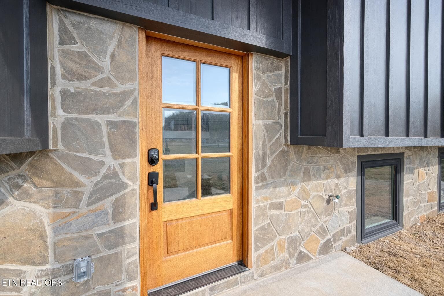Entry Door - 3139 Easy St, Pigeon Forge, TN 37862