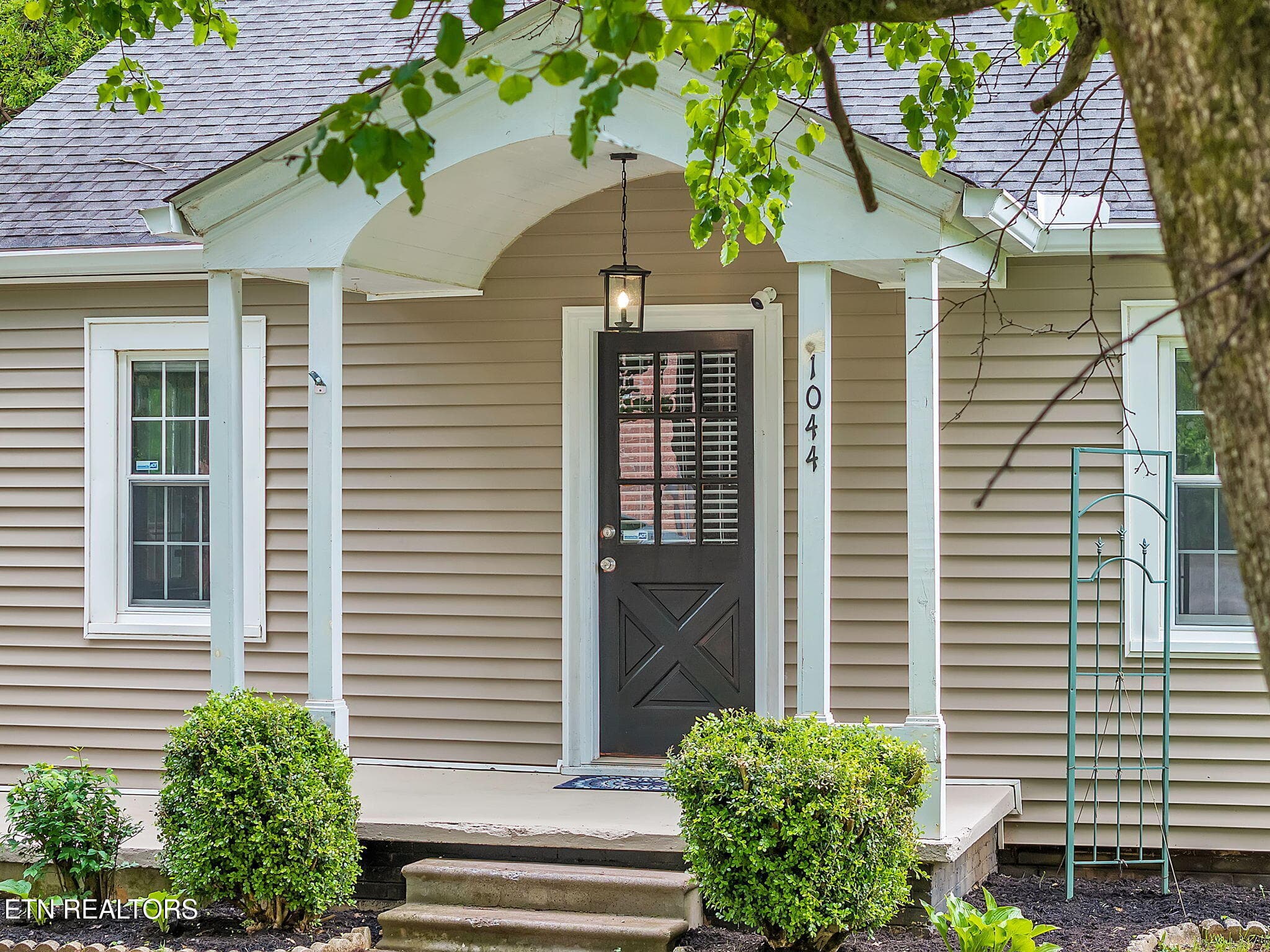 1-web-or-mls-1044 Parkway-1-2 - 1044 W Parkway Ave, Knoxville, TN 37912, Knoxville