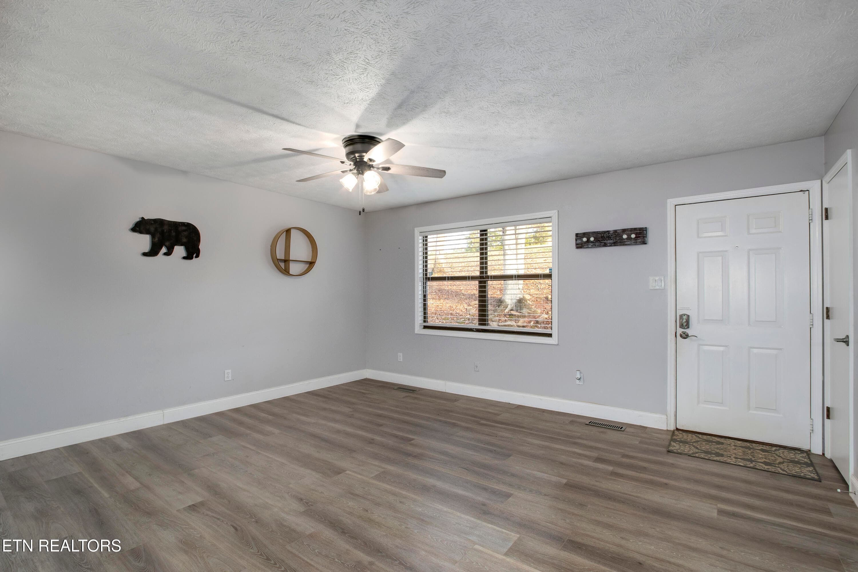 07_SourdoughHollowRoad_521_Living02 - 521 Sourdough Hollow Rd, Kodak, TN 37764