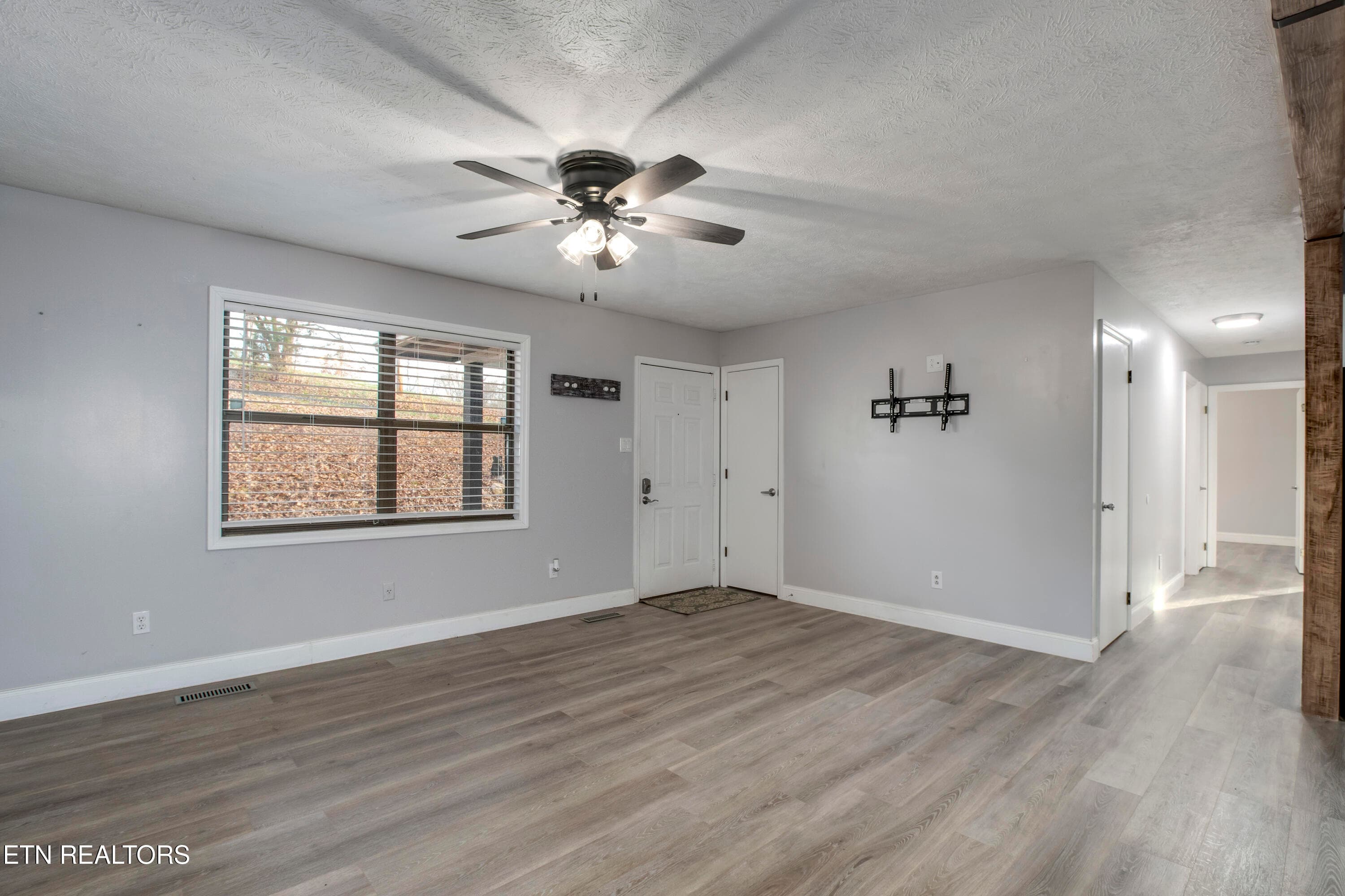 08_SourdoughHollowRoad_521_Living03 - 521 Sourdough Hollow Rd, Kodak, TN 37764