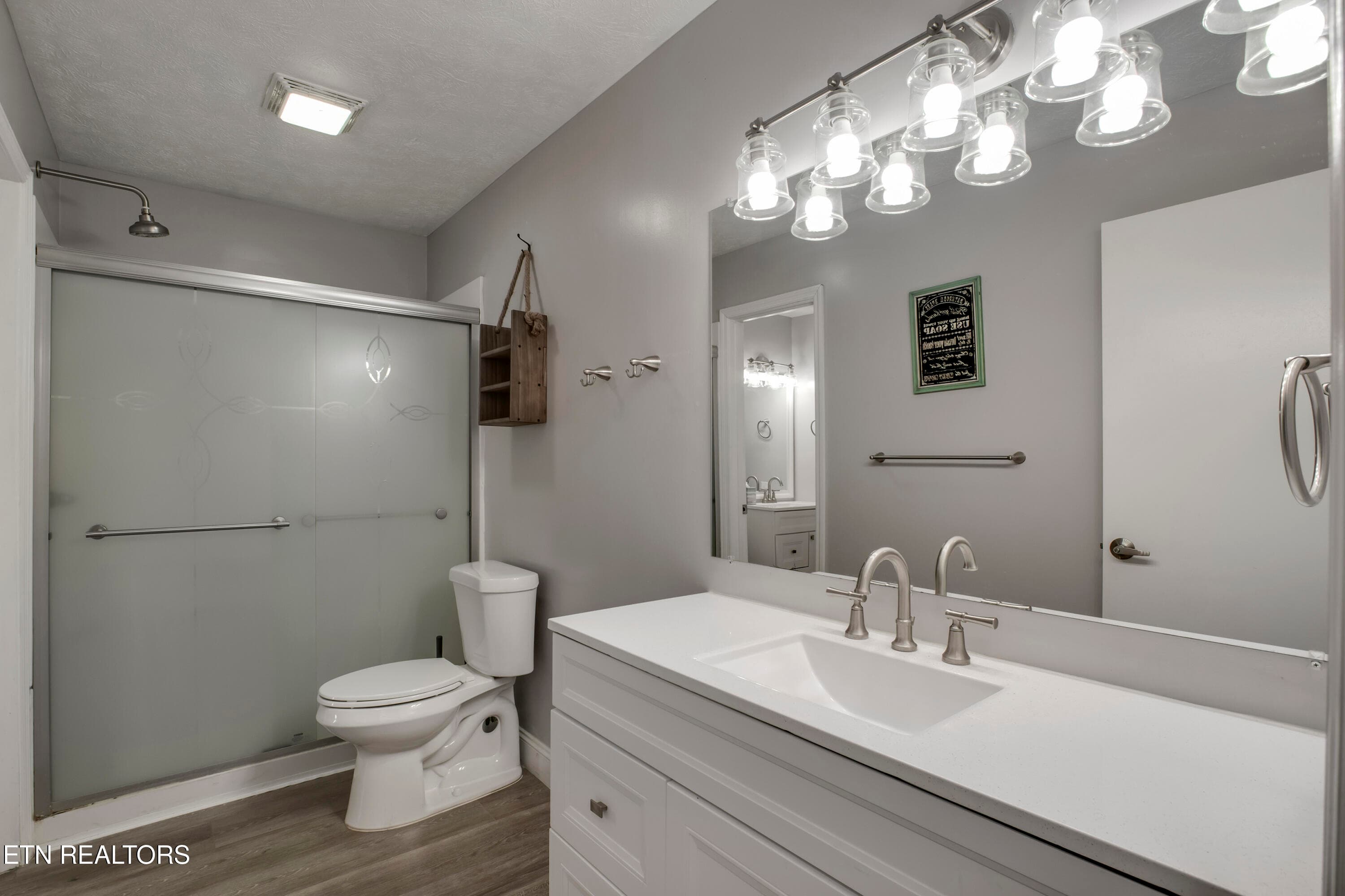 28_SourdoughHollowRoad_521_GuestBath1 - 521 Sourdough Hollow Rd, Kodak, TN 37764