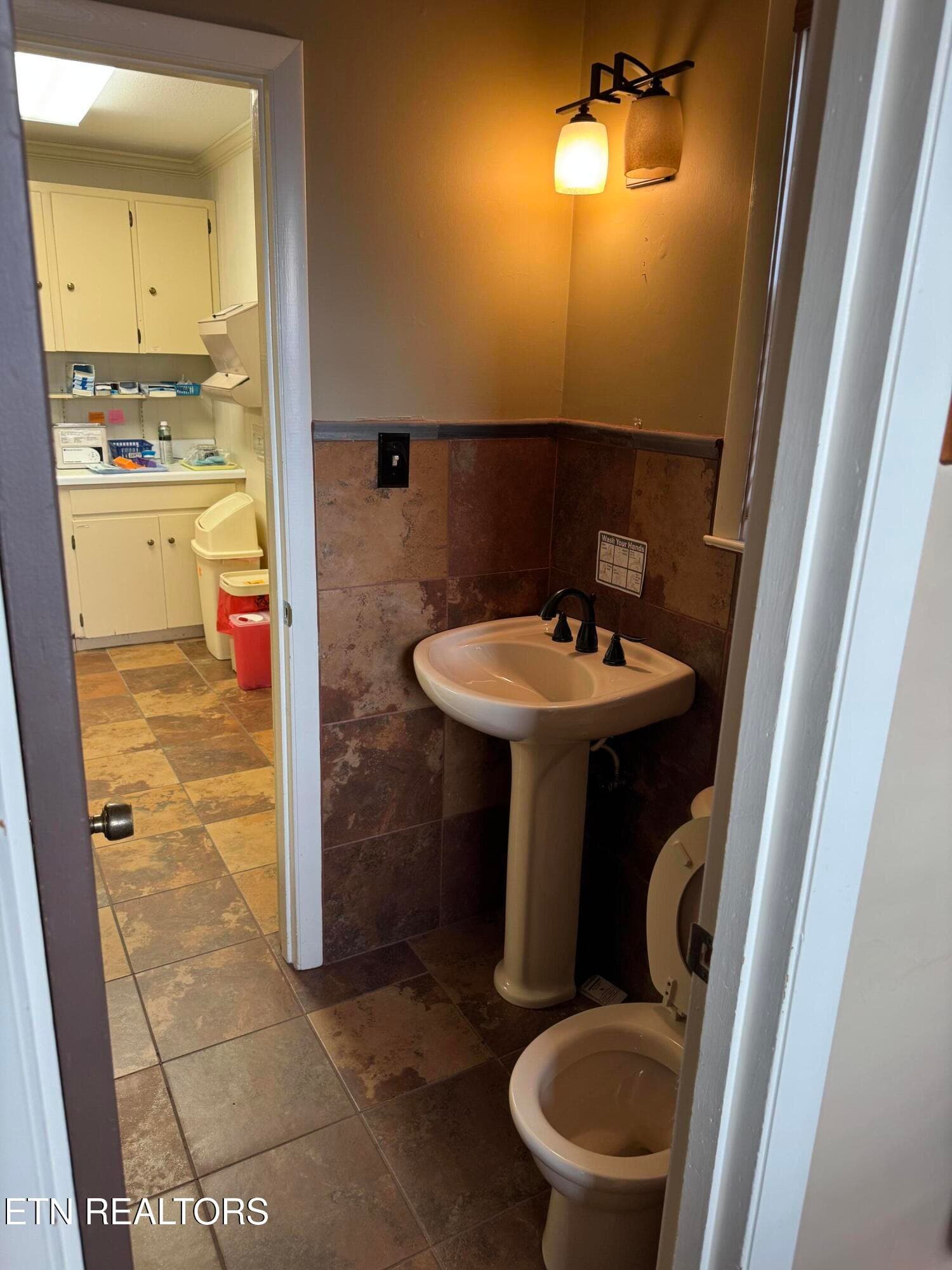 1/2 Bath - 705 Mulberry St, Loudon, TN 37774