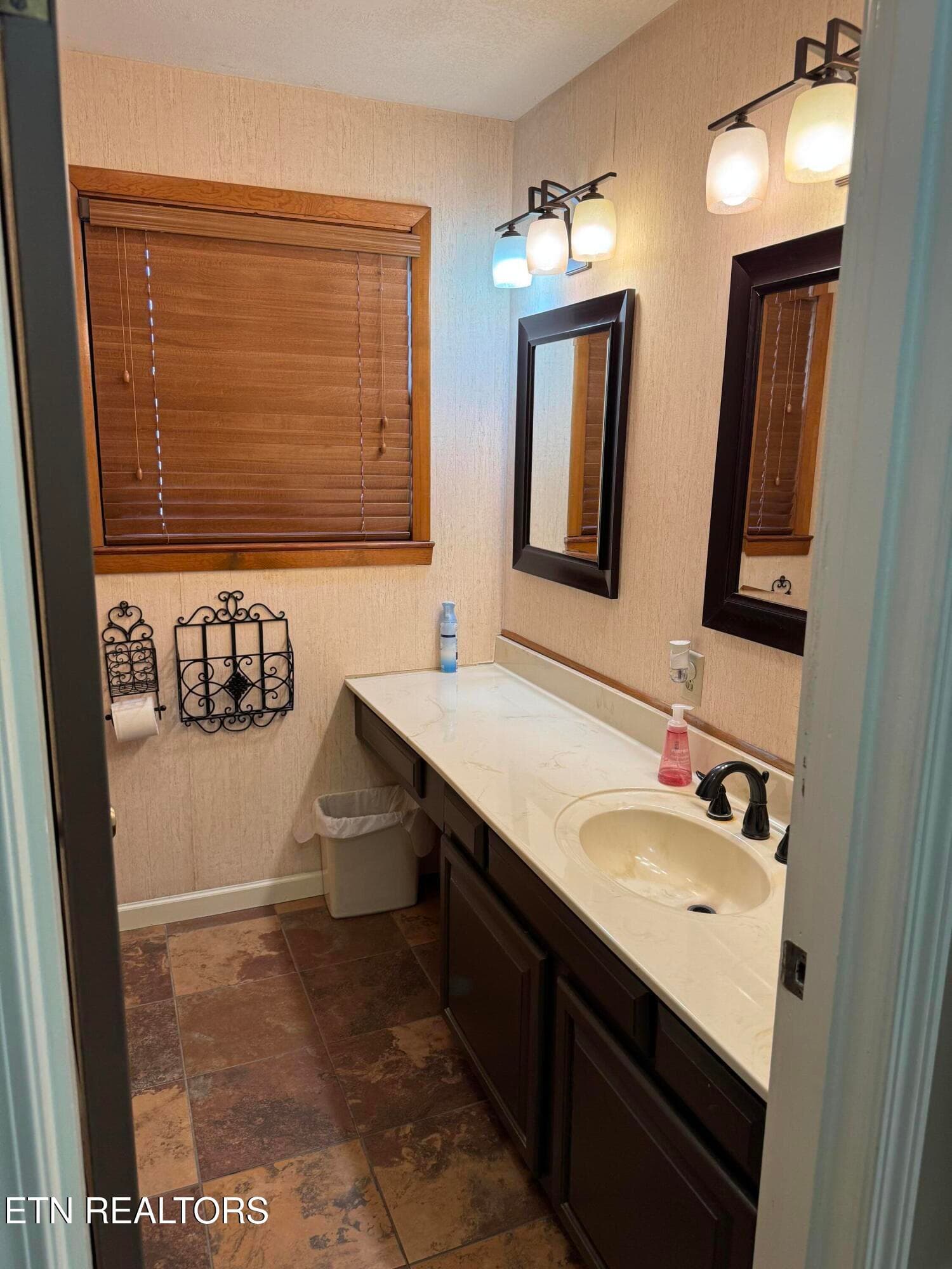 Full Bath - 705 Mulberry St, Loudon, TN 37774