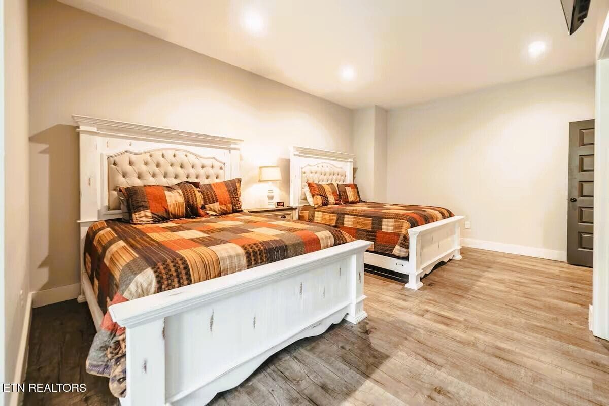 260 CD BD 5 A 2 Queens a jp - 260 Circle Drive, Gatlinburg, TN 37738, Gatlinburg