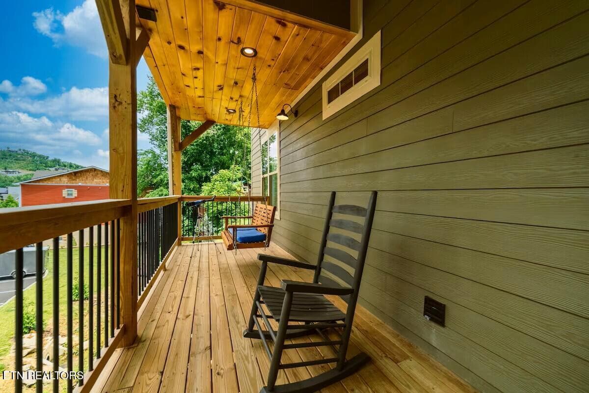 260 CD Covered Front Porch Swing A jp - 260 Circle Drive, Gatlinburg, TN 37738, Gatlinburg