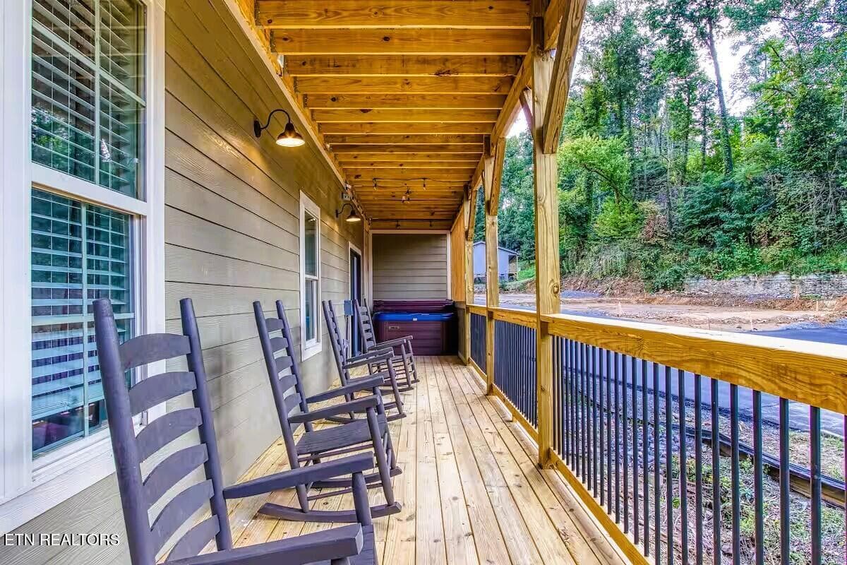 260 CD Covered Porch Hot Tub A jp - 260 Circle Drive, Gatlinburg, TN 37738, Gatlinburg