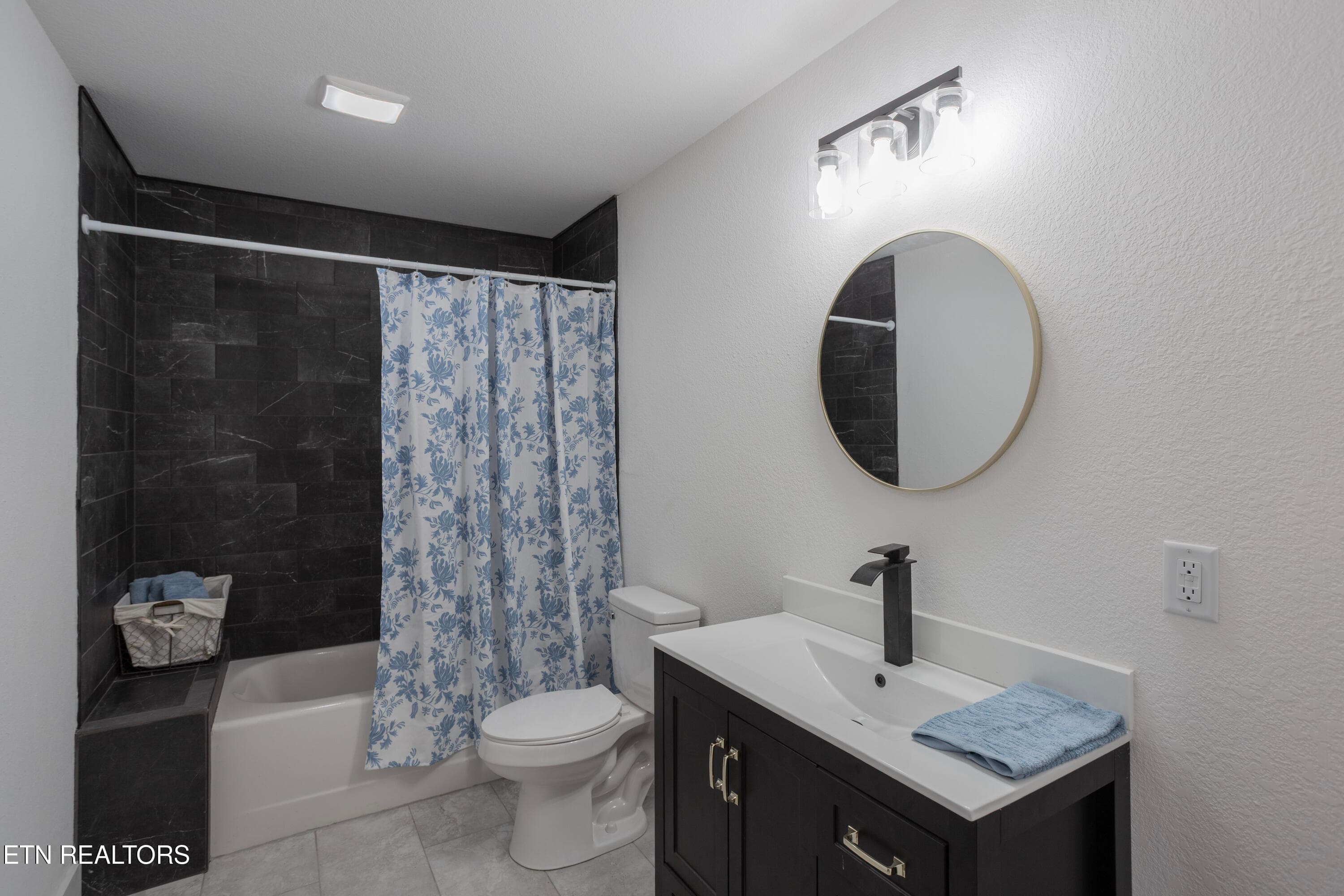 Interior_Guest-BA_01 - 2317 E Glenwood Ave, Knoxville, TN 37917, Knoxville