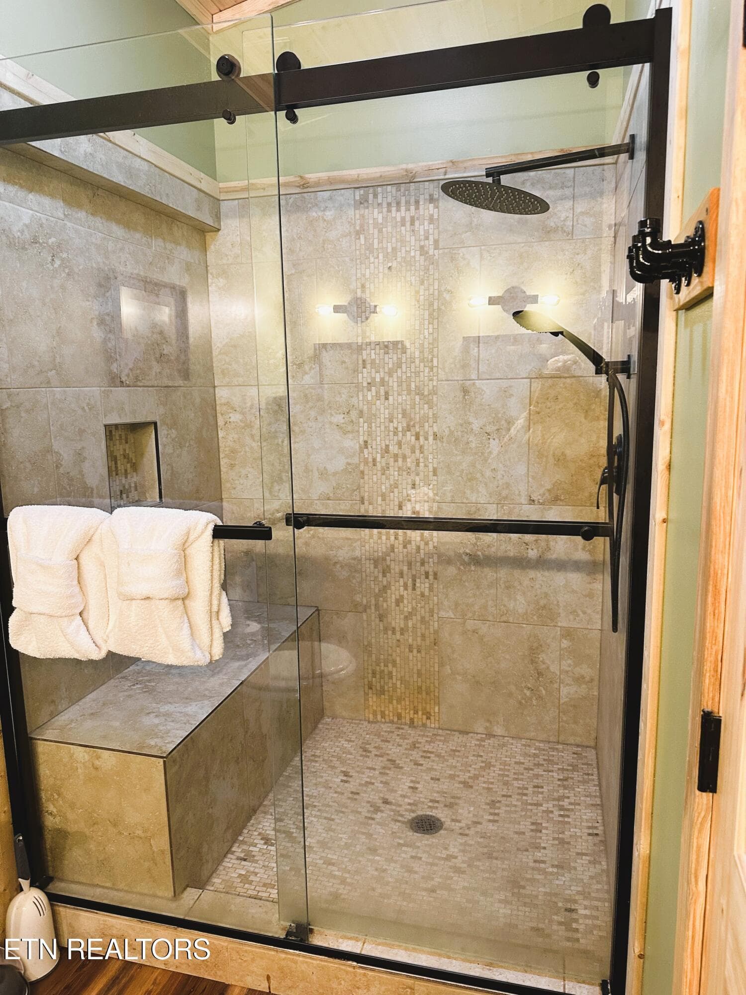 905 SRB BA Shower DD - 905 Sunrise Blvd, Sevierville, TN 37862