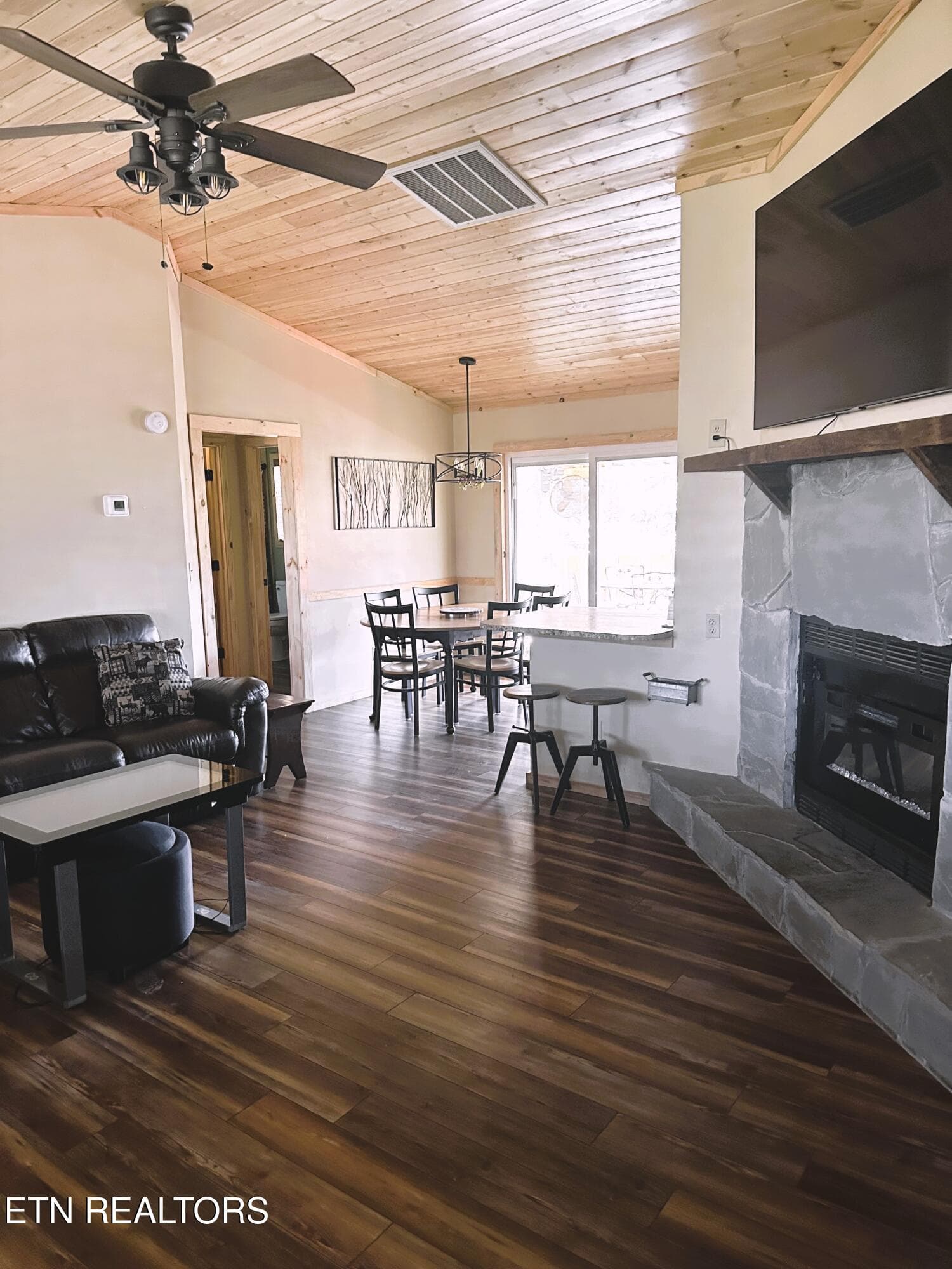905 SRB LIV 2DD - 905 Sunrise Blvd, Sevierville, TN 37862