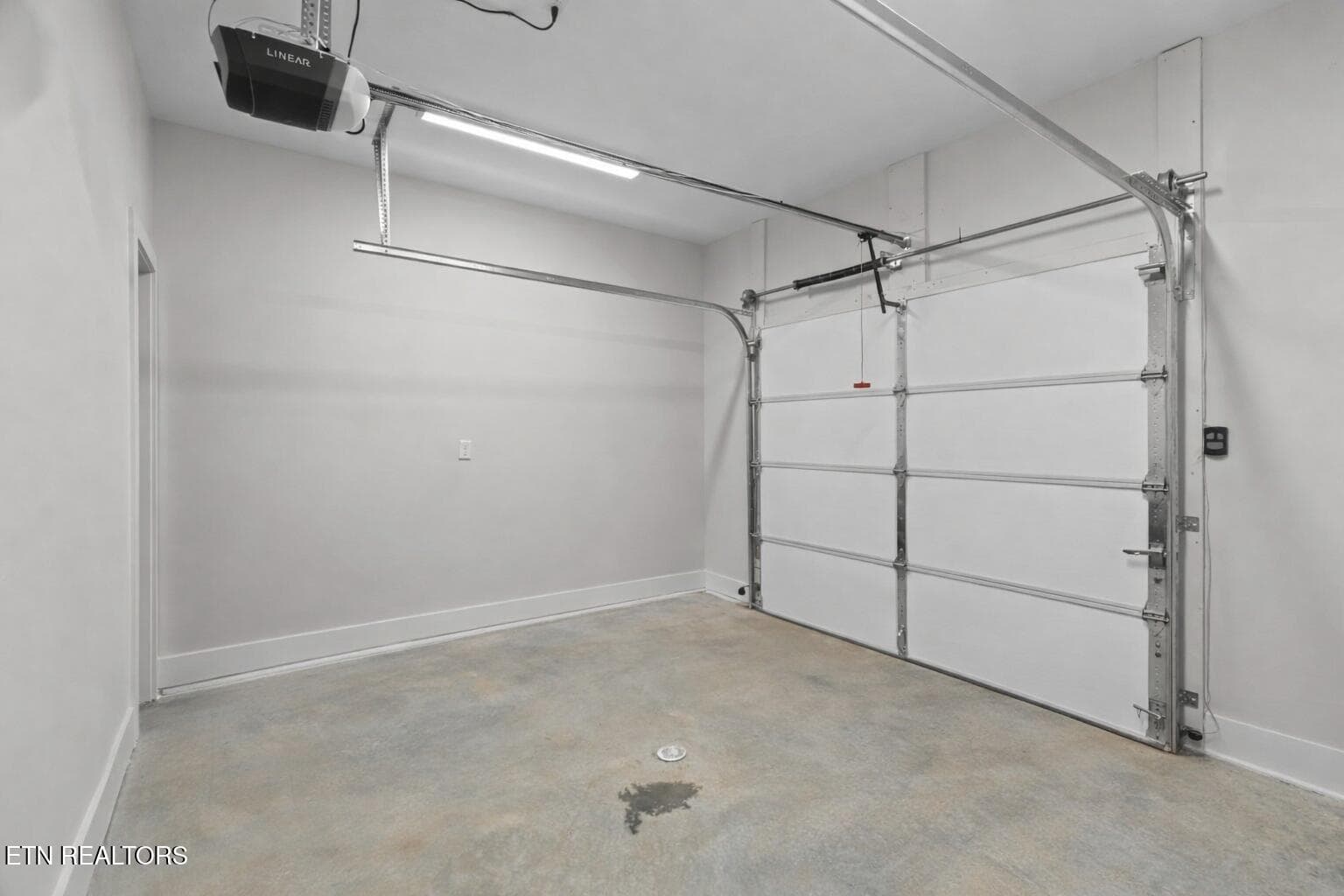 Garage - 1149 Summerfield Drive, Maryville, TN 37801, Maryville