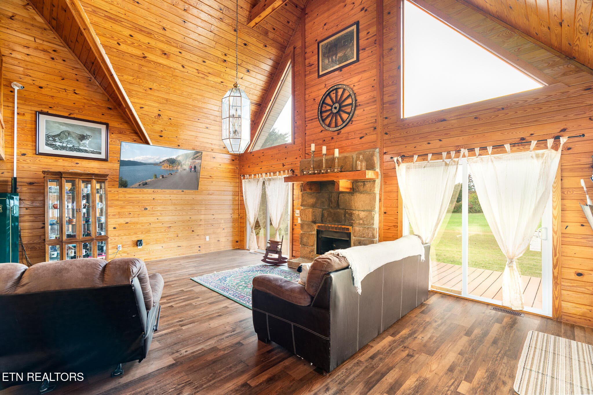 Large open living room - 3767 Phillips Flats Rd, Oneida, TN 37841