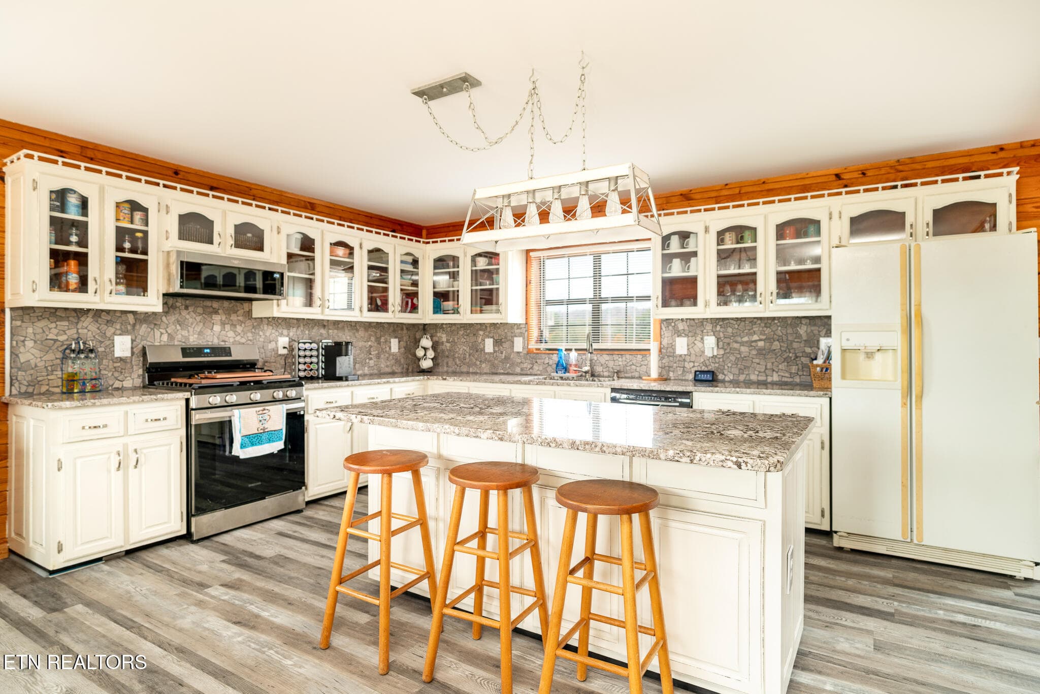 Open eat-in kitchen - 3767 Phillips Flats Rd, Oneida, TN 37841