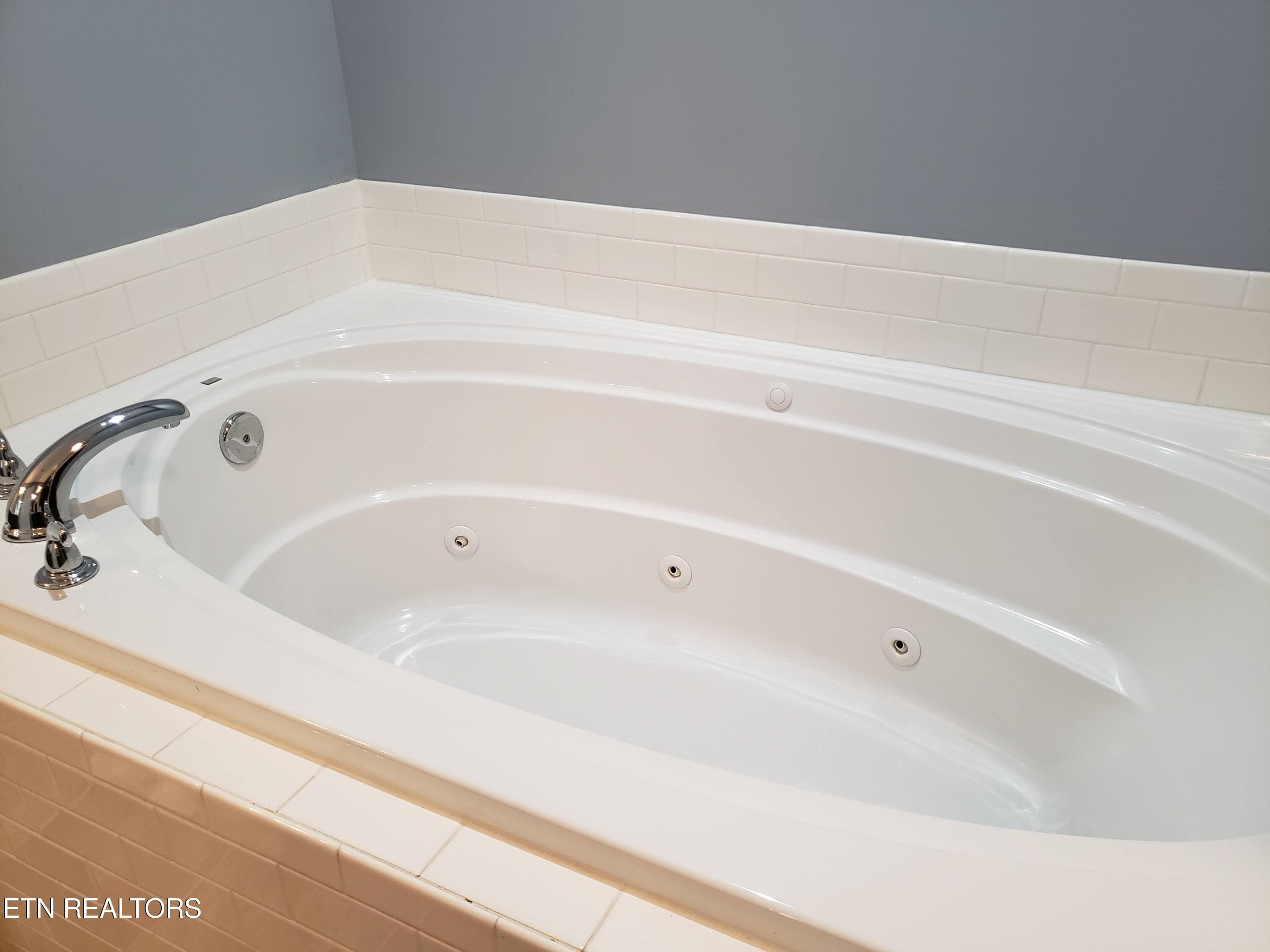 master jetted tub - 5901 Apple Valley Drive, Knoxville, TN 37924, Knoxville