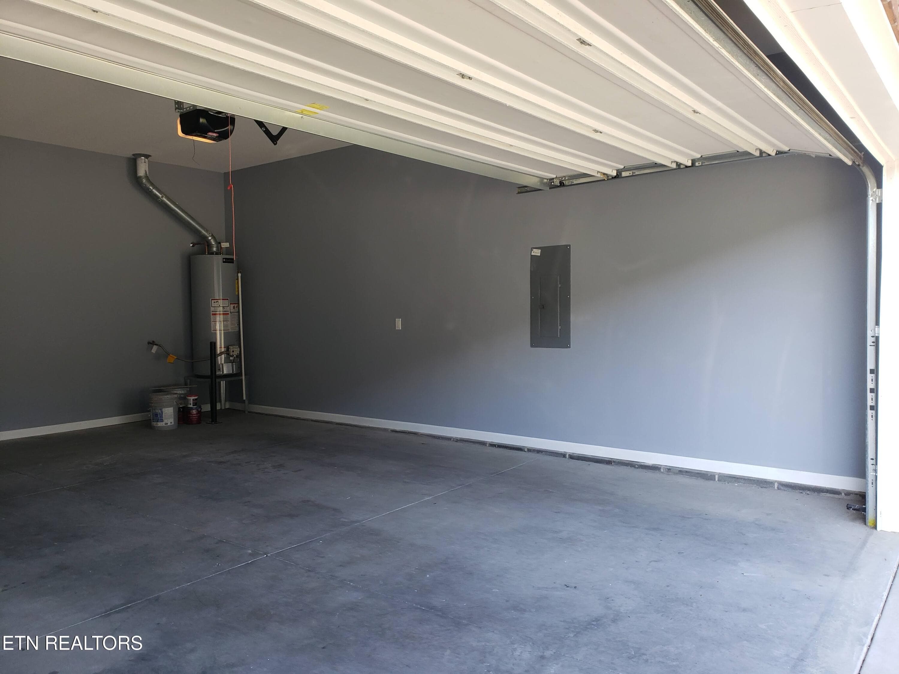2 car garage - 5901 Apple Valley Drive, Knoxville, TN 37924, Knoxville