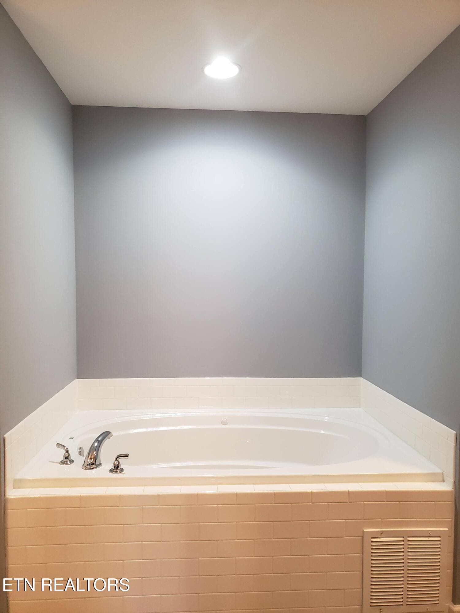 master jetted tub - 5901 Apple Valley Drive, Knoxville, TN 37924, Knoxville