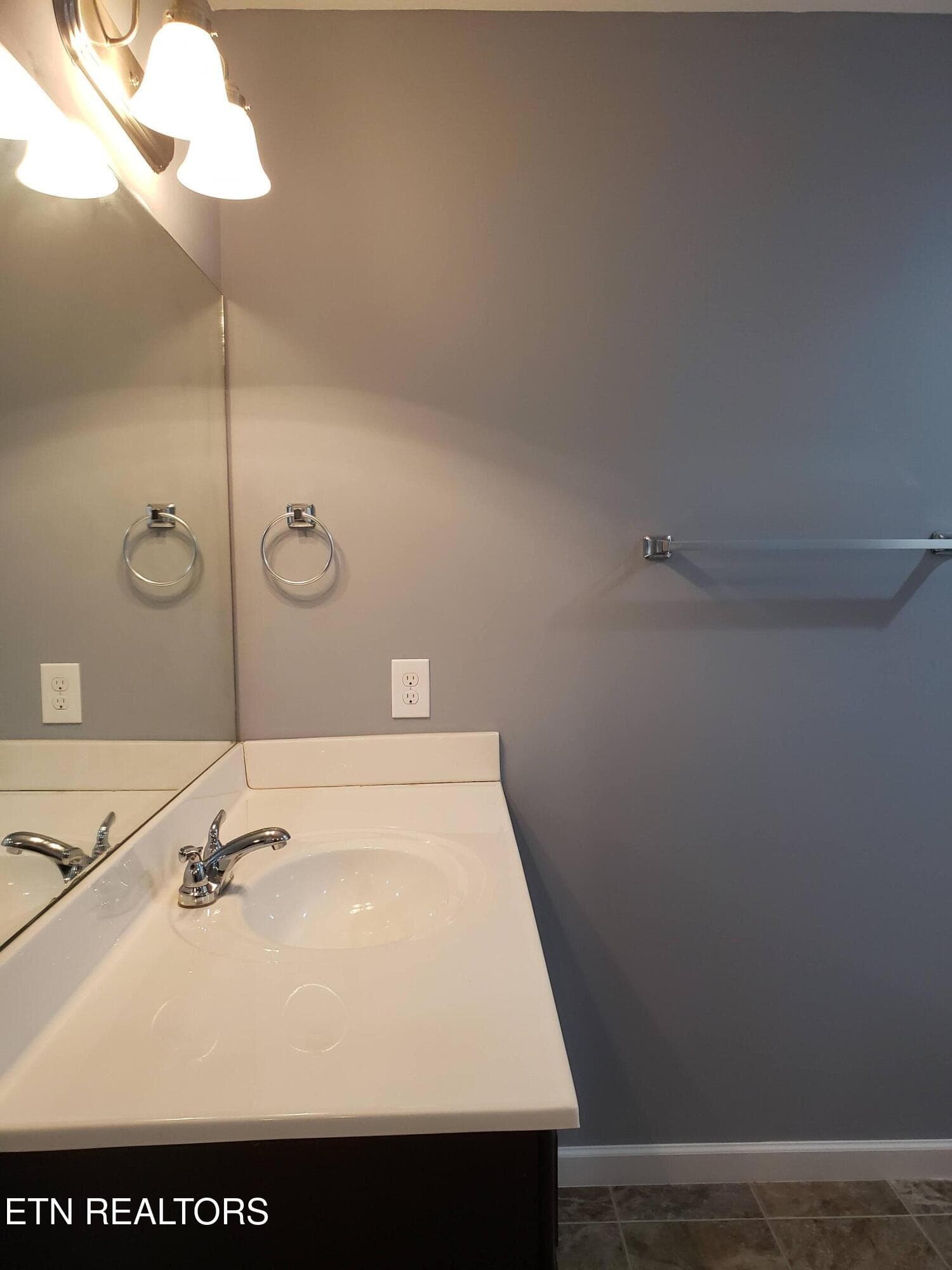 master dual sinks - 5901 Apple Valley Drive, Knoxville, TN 37924, Knoxville