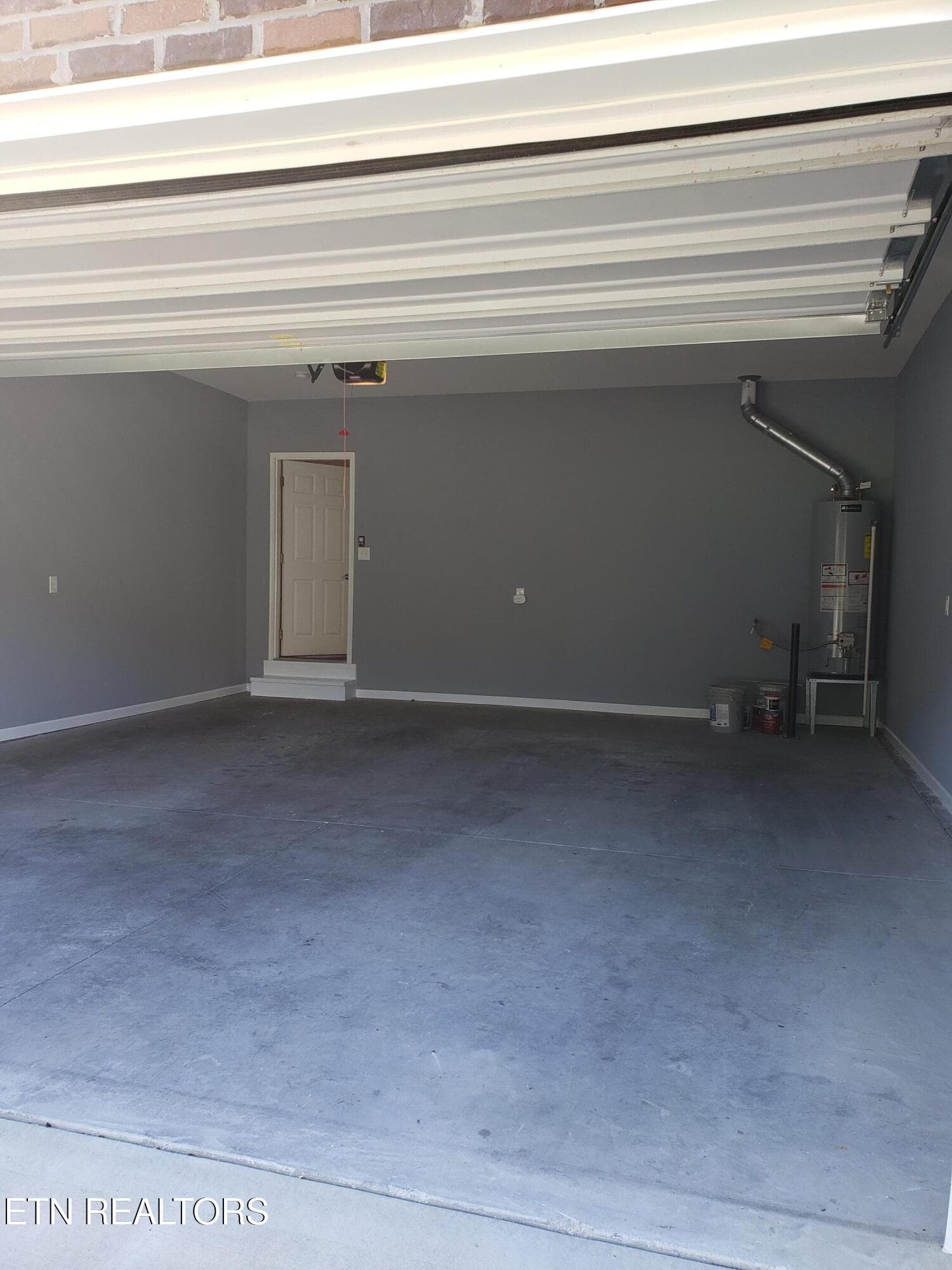 2 car garage - 5901 Apple Valley Drive, Knoxville, TN 37924, Knoxville