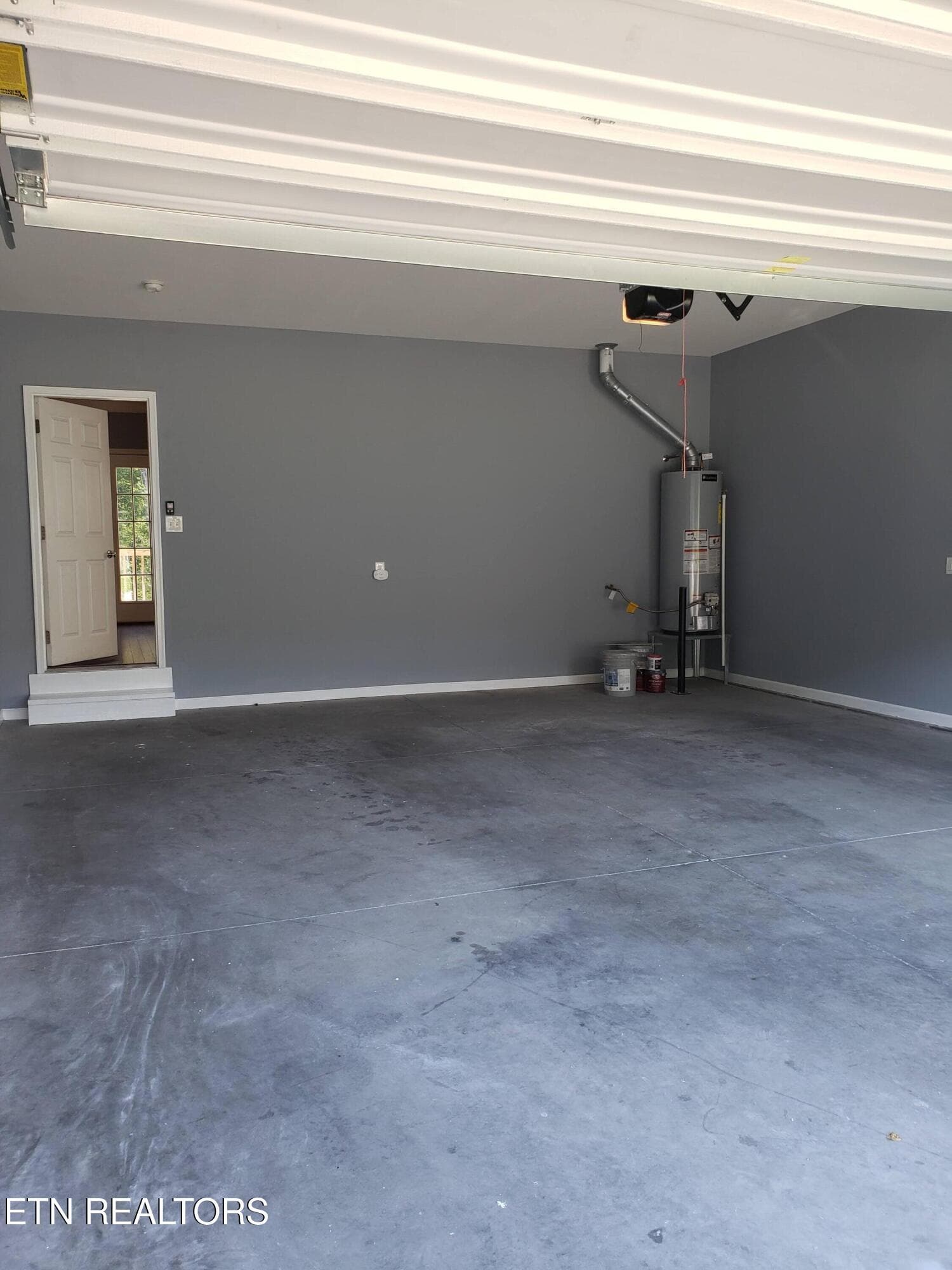 2 car garage - 5901 Apple Valley Drive, Knoxville, TN 37924, Knoxville