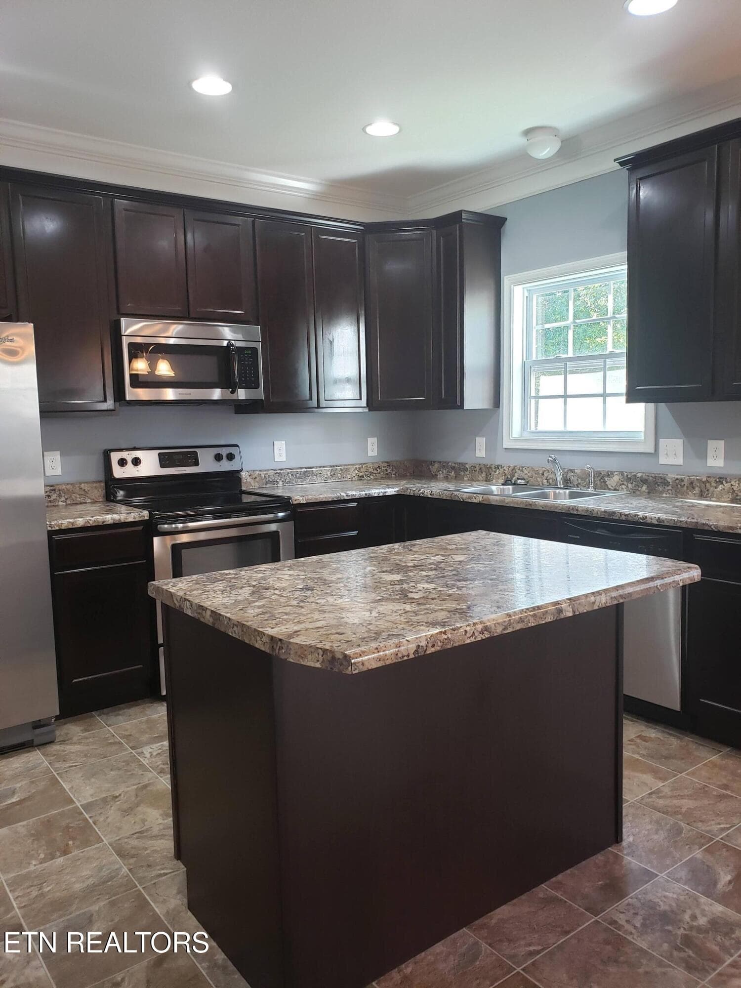 island with space to eat - 5901 Apple Valley Drive, Knoxville, TN 37924, Knoxville