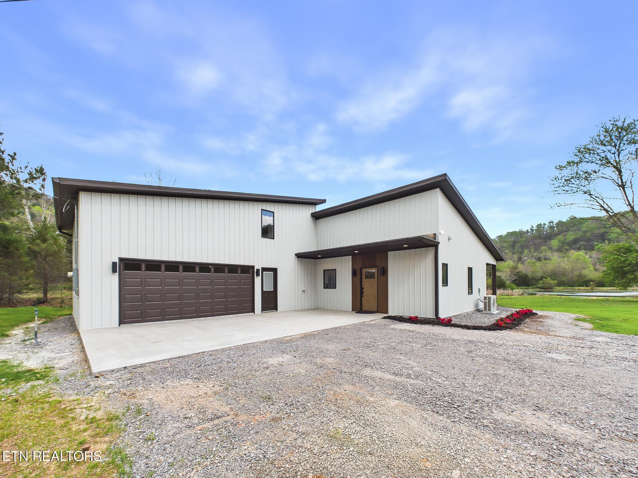 1483 Reagan Valley Rd, Tellico Plains, TN 37385