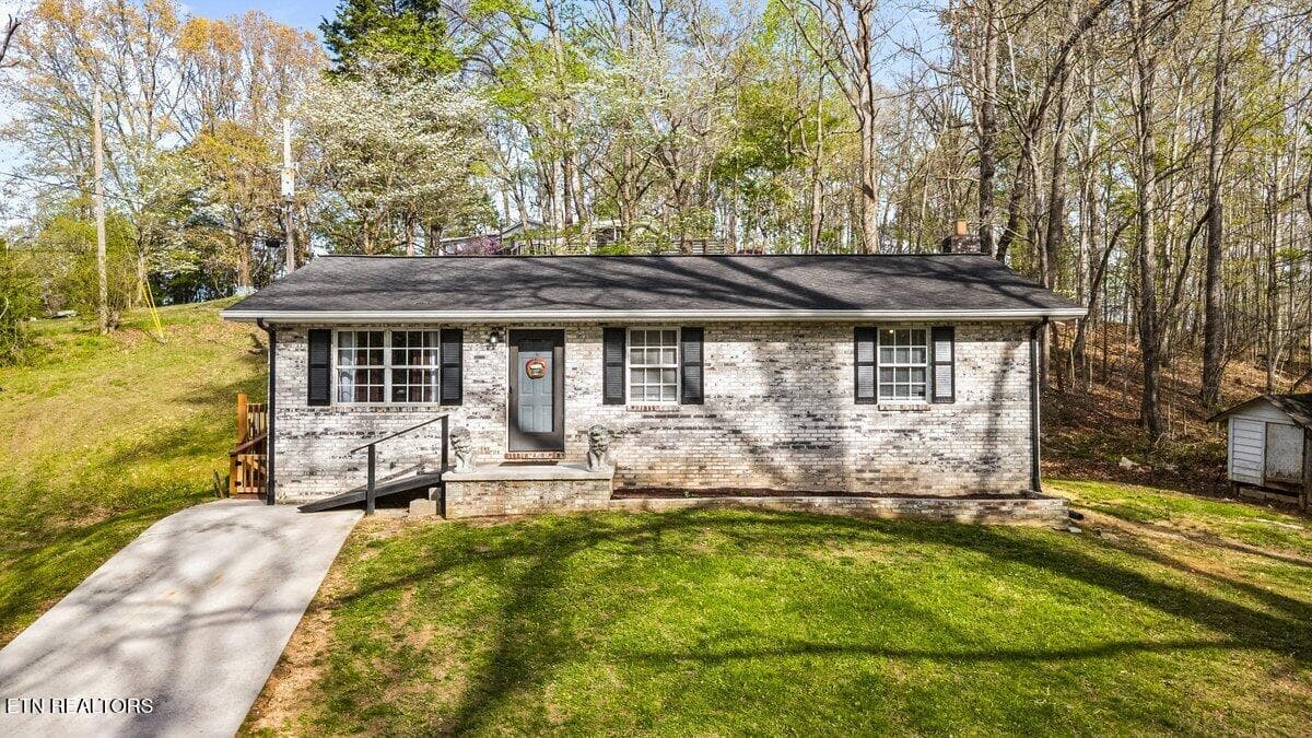 225 Country Way Drive, LaFollette, TN 37766