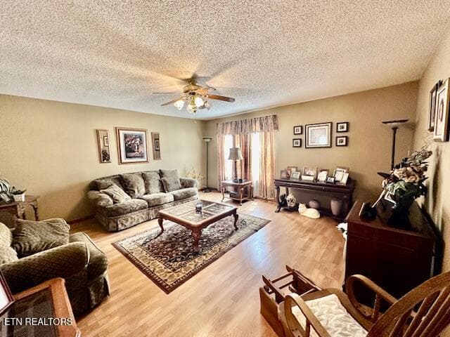 formal living room - 200 Simpson Lane, Wallins, KY 40873