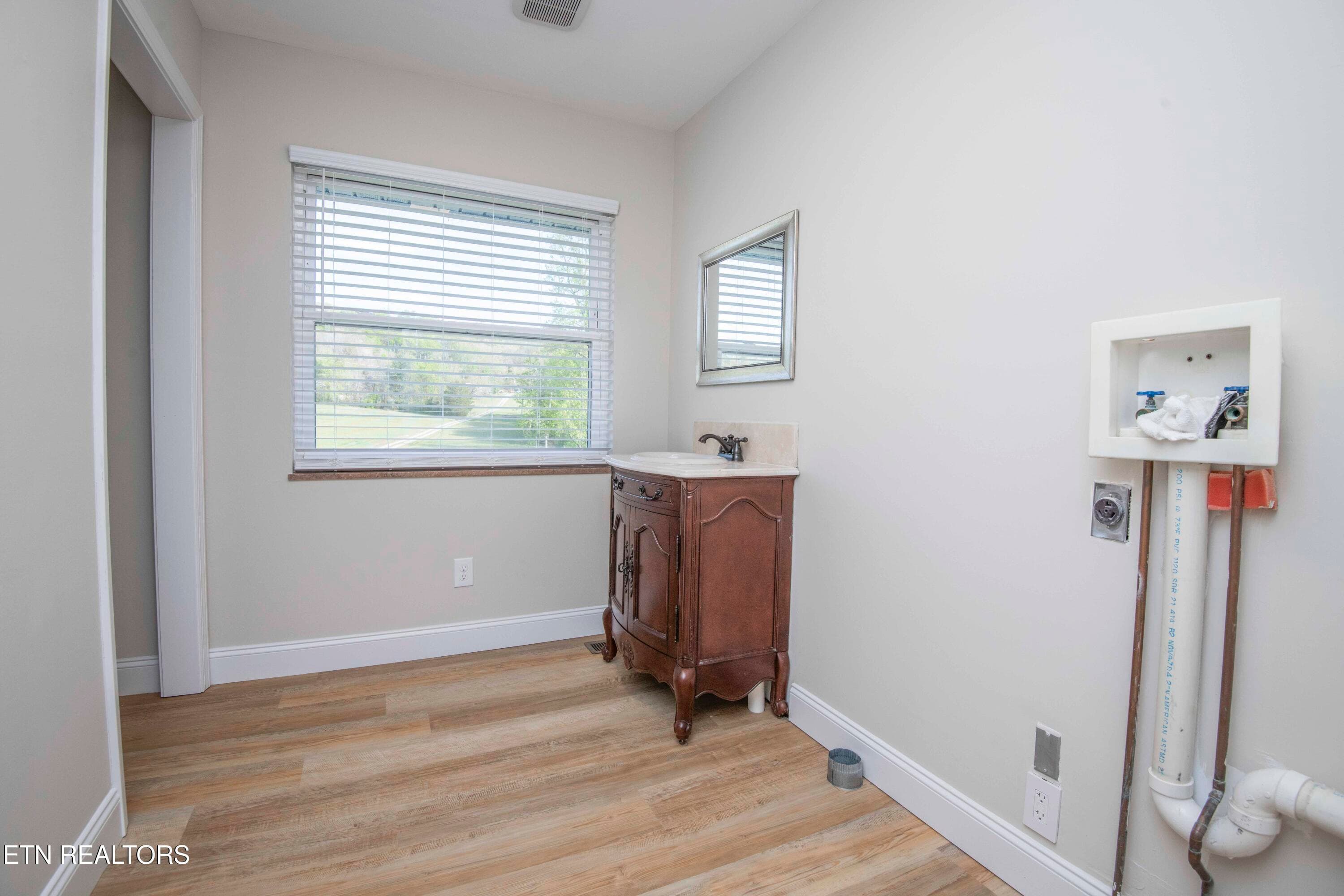 second bath_1 - 10732 Richland Rd, Mascot, TN 37806