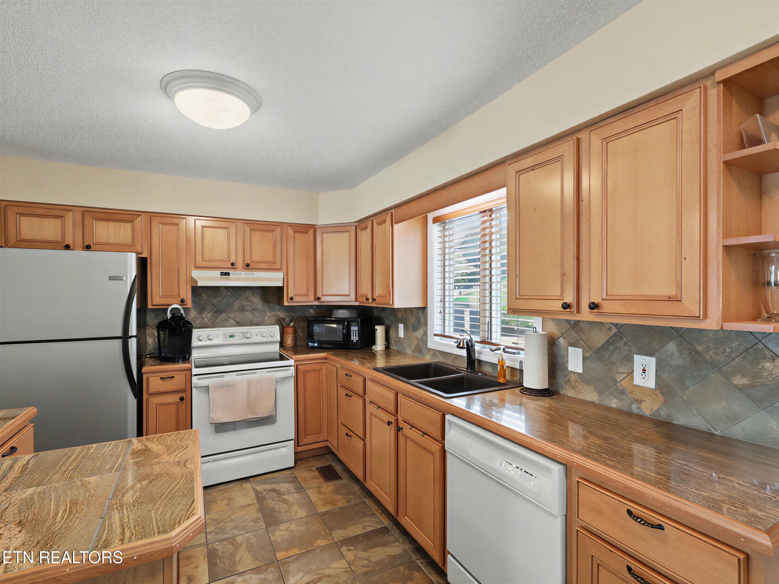 8_206 - 700 Shanghai Landing Lane 8, LaFollette, TN 37766