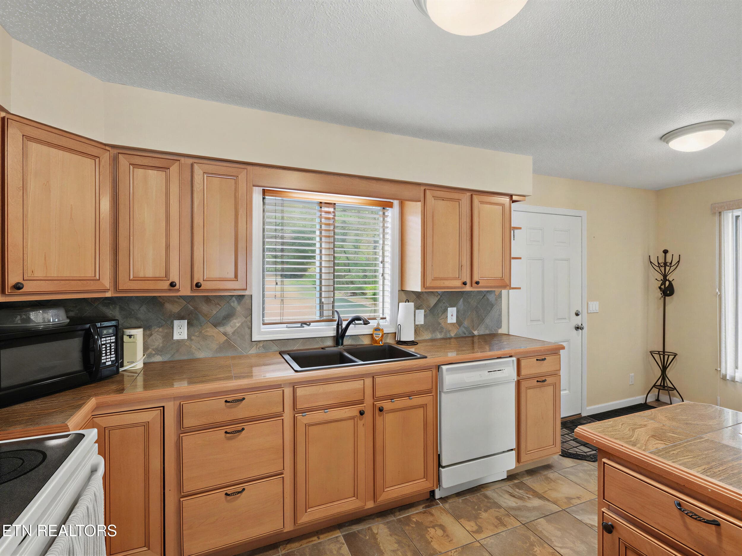 10_208 - 700 Shanghai Landing Lane 8, LaFollette, TN 37766