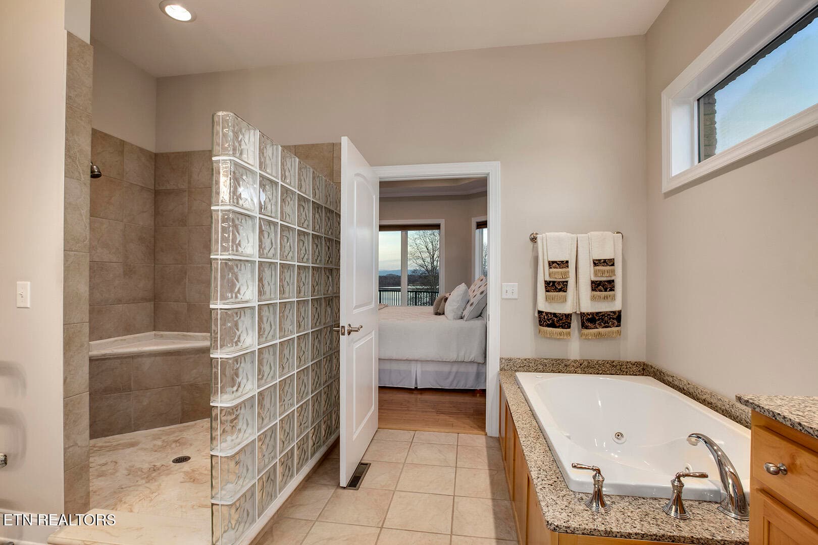 31_RarityBayPkwy_1490_MasterBath03 - 1490 Rarity Bay Pkwy, Vonore, TN 37885, Vonore