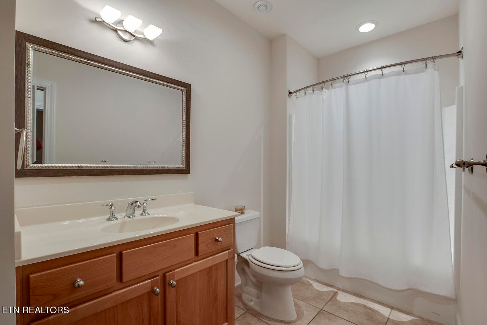48_RarityBayPkwy_1490_GuestBath3 - 1490 Rarity Bay Pkwy, Vonore, TN 37885, Vonore