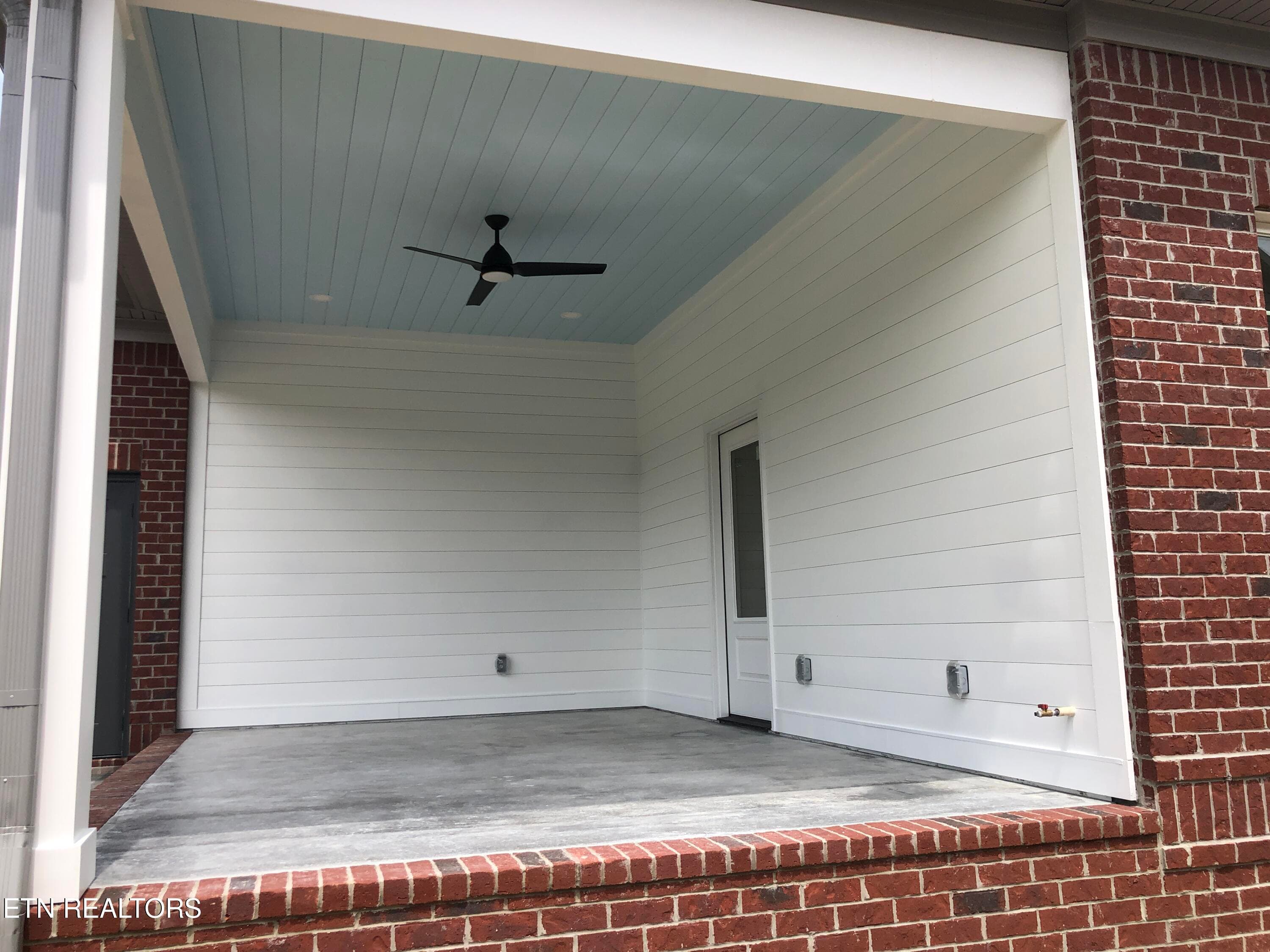Large Covered Porch - 85 Royal Troon Circle, Oak Ridge, TN 37830
