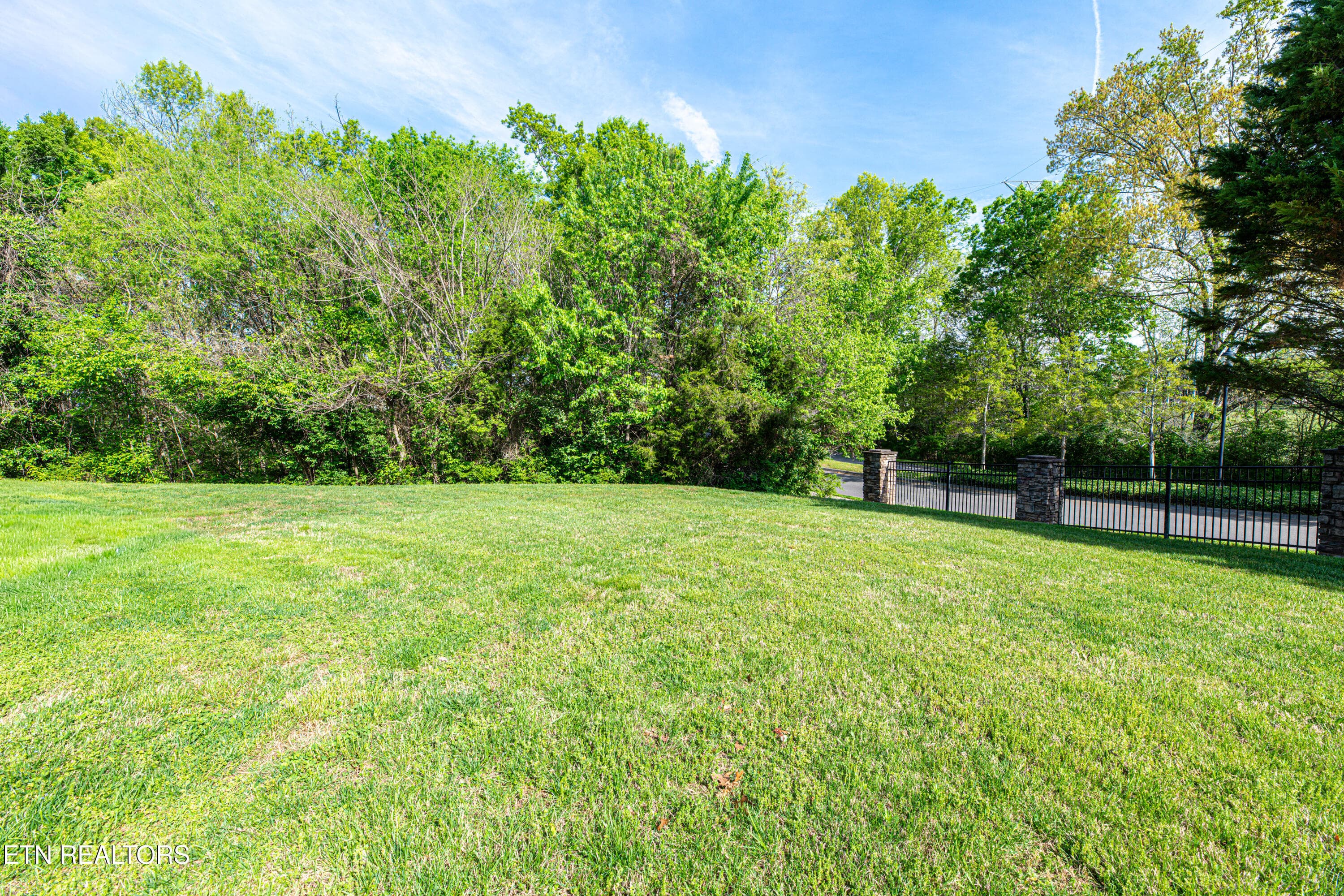 Beatiful grounds - 2220 McCampbell Wells Way, Knoxville, TN 37924, Knoxville