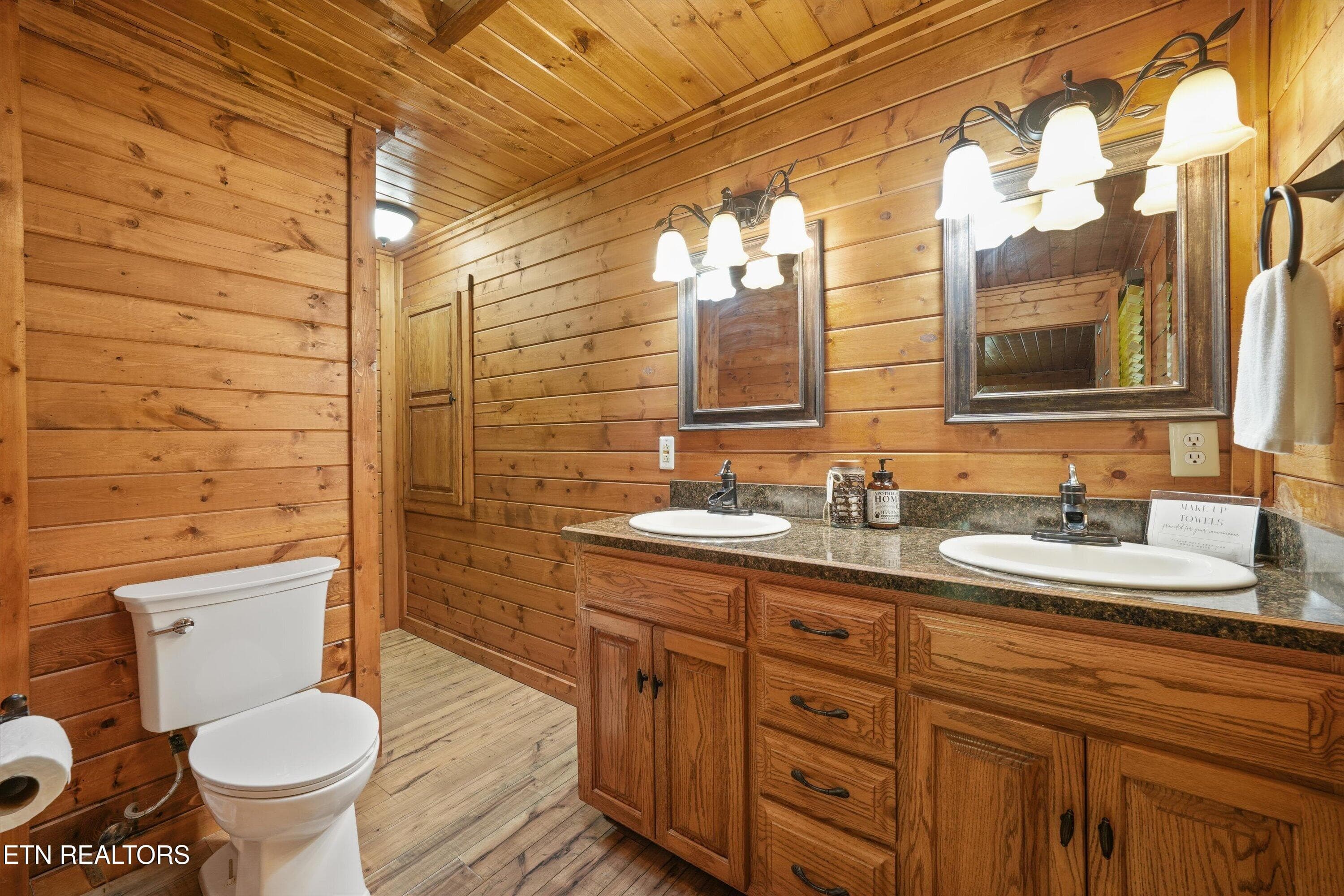Private Primary Suite Bathroom - 716 Country Oaks Drive, Pigeon Forge, TN 37863
