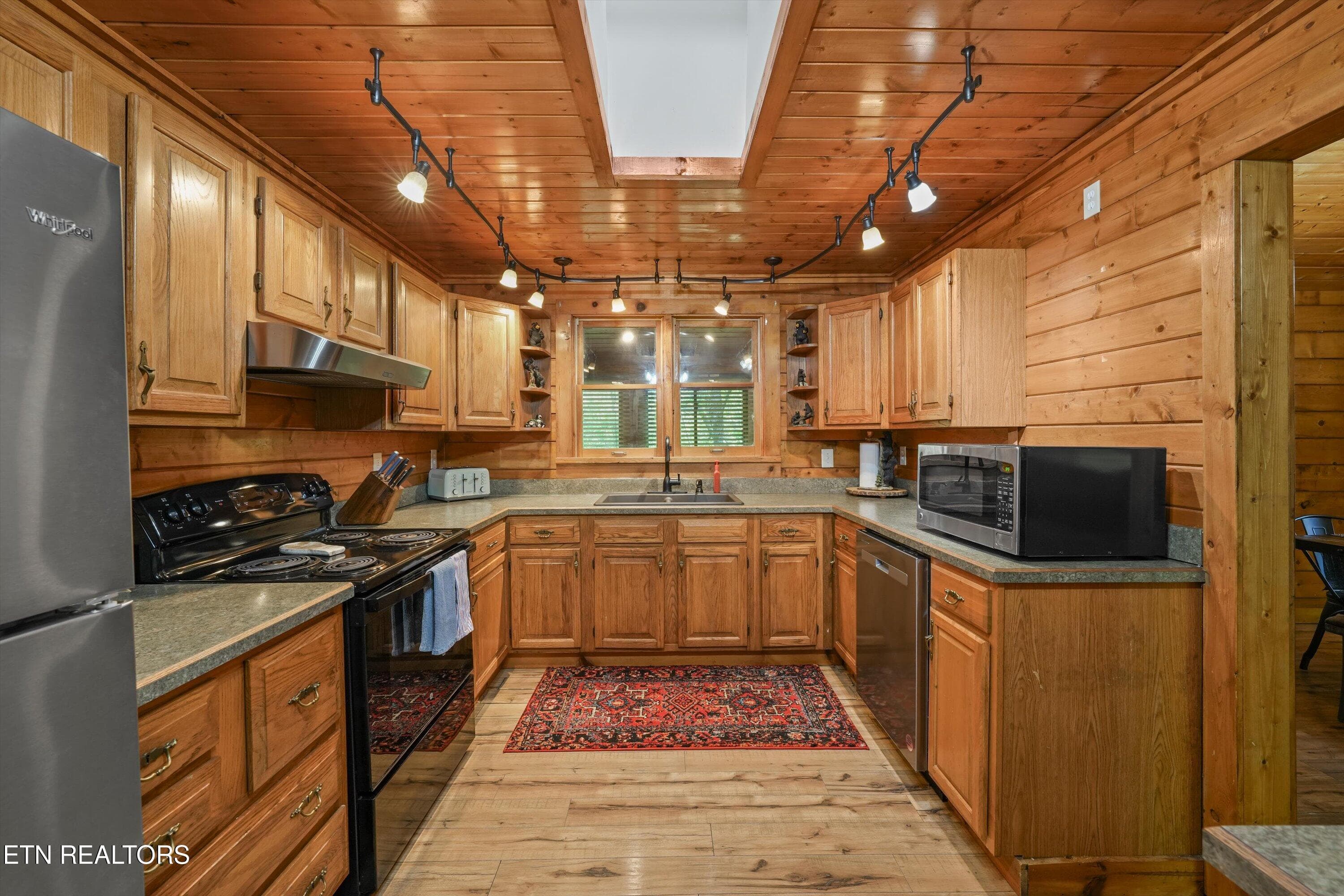Solid Wood Kitchen Cabinets - 716 Country Oaks Drive, Pigeon Forge, TN 37863