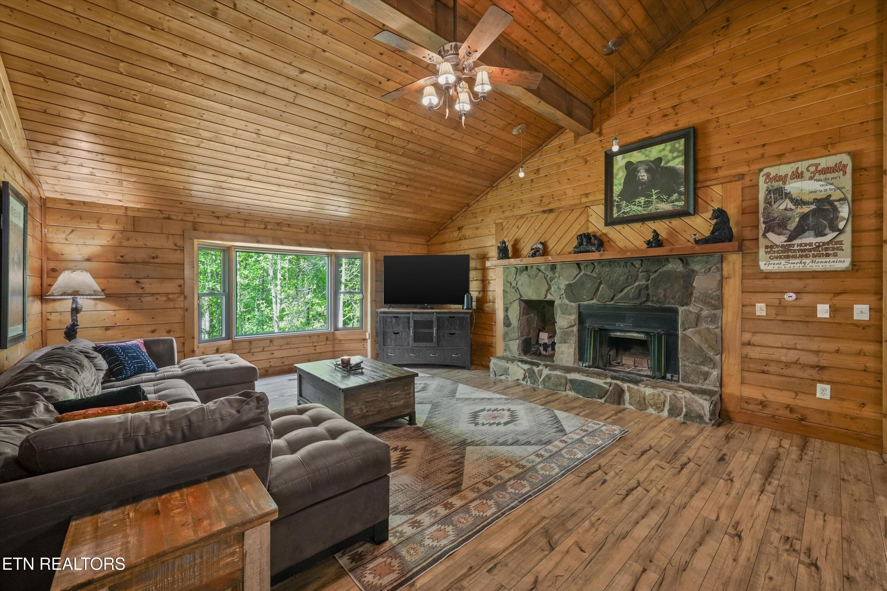 Beautiful Cathedral Ceiling in LR - 716 Country Oaks Drive, Pigeon Forge, TN 37863