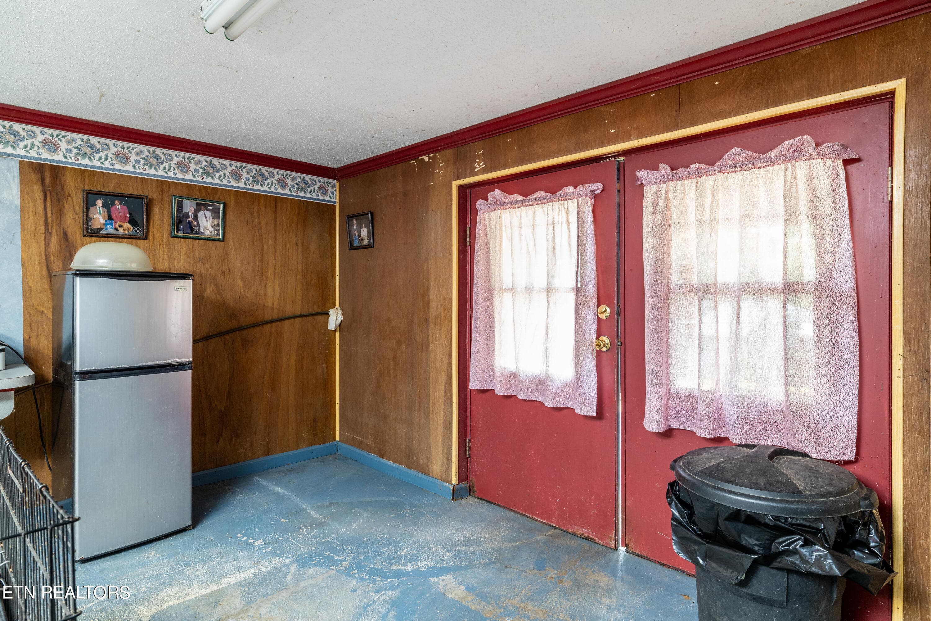 To outdoor space - 2814 Montvale Rd, Maryville, TN 37803