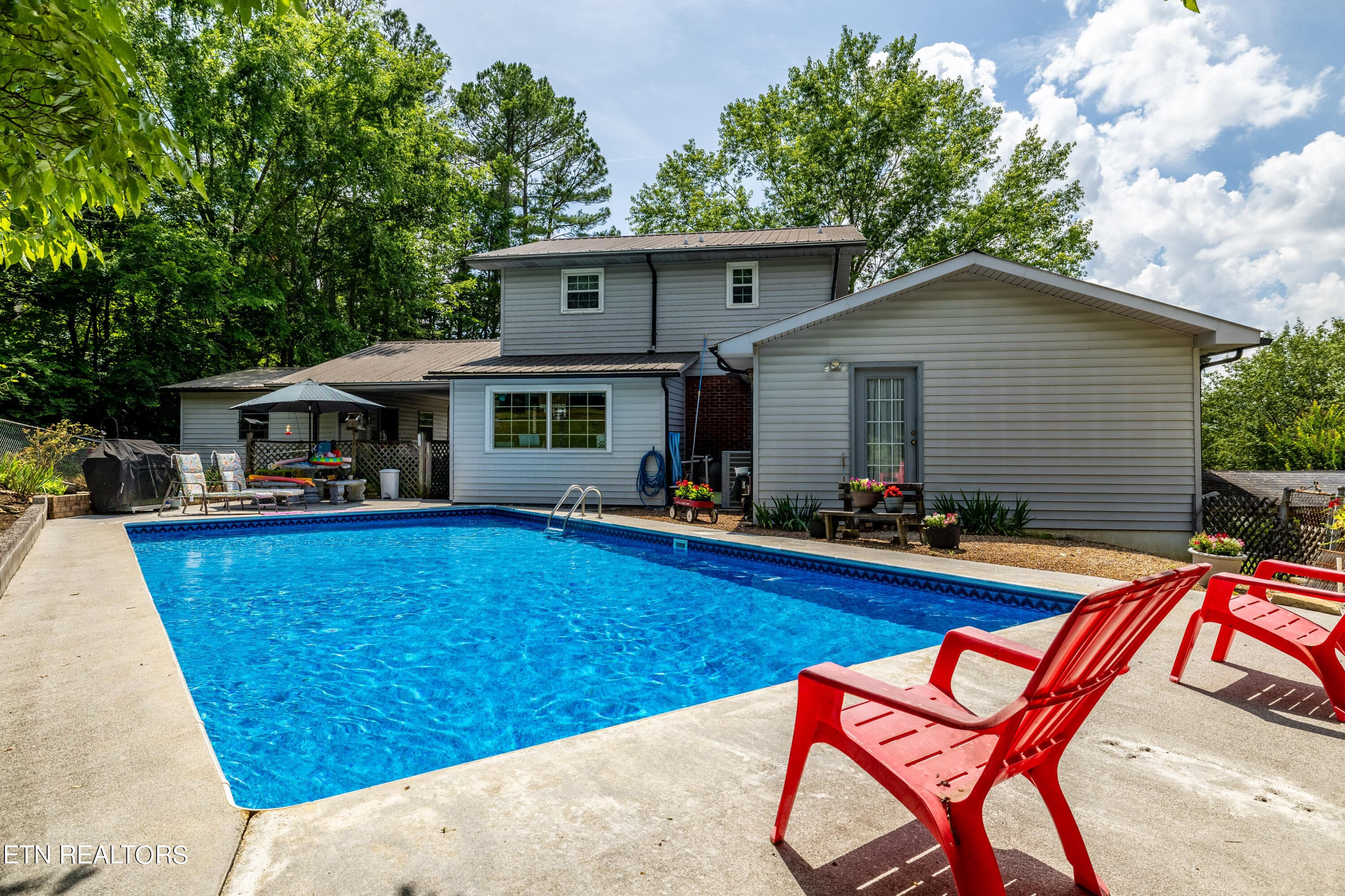Cool Off - 2814 Montvale Rd, Maryville, TN 37803