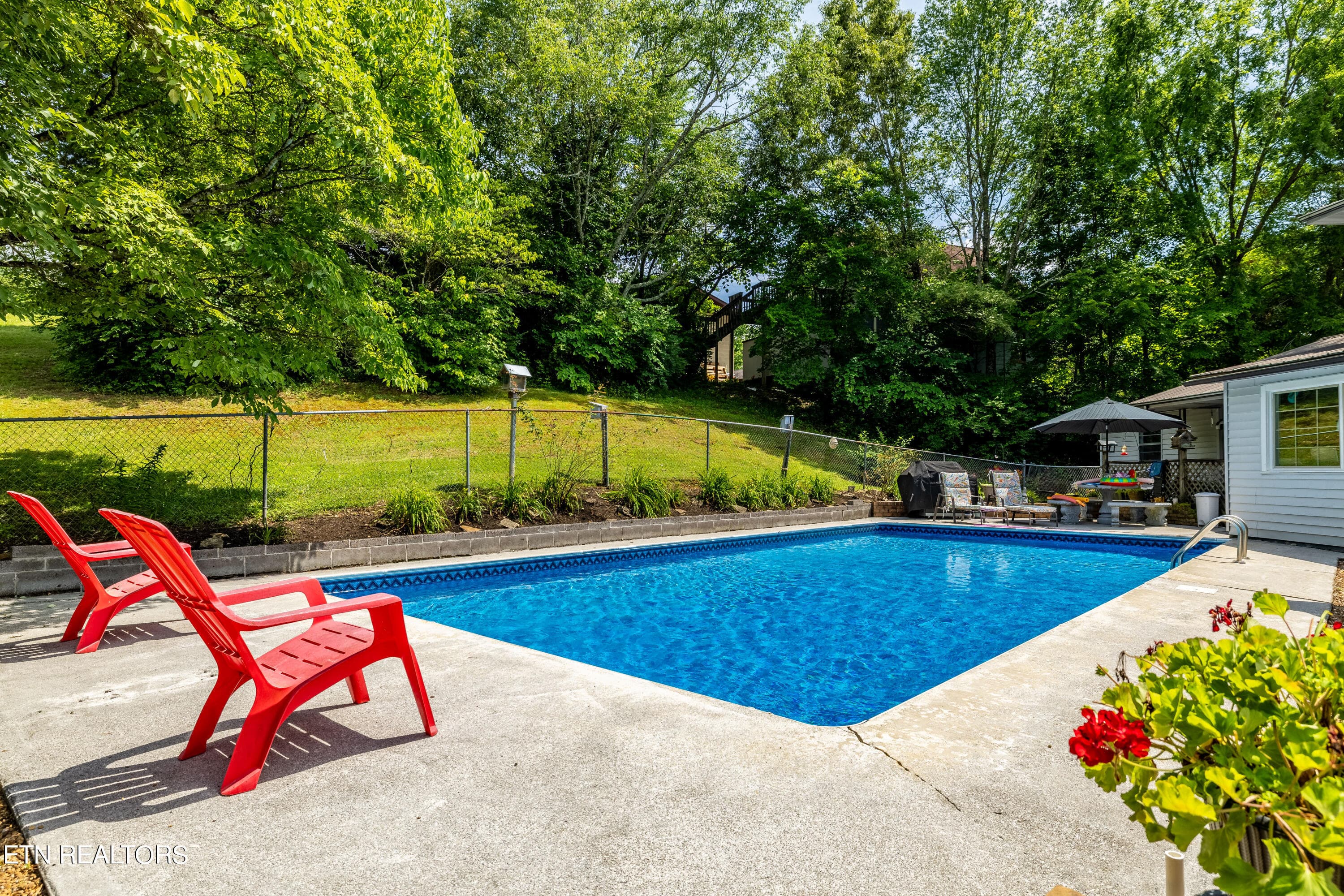 Room for Outdoor Entertaining - 2814 Montvale Rd, Maryville, TN 37803