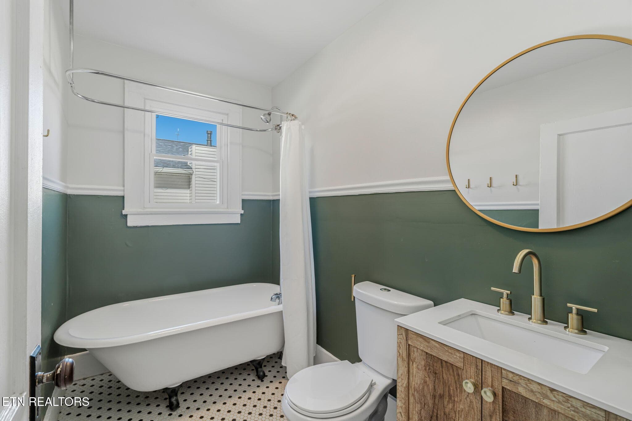 Bath - 822 Radford Place, Knoxville, TN 37917, Knoxville