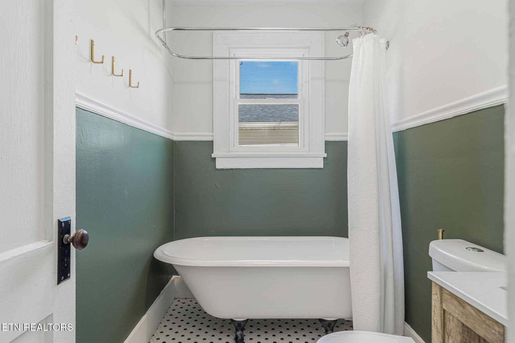 Bath - 822 Radford Place, Knoxville, TN 37917, Knoxville