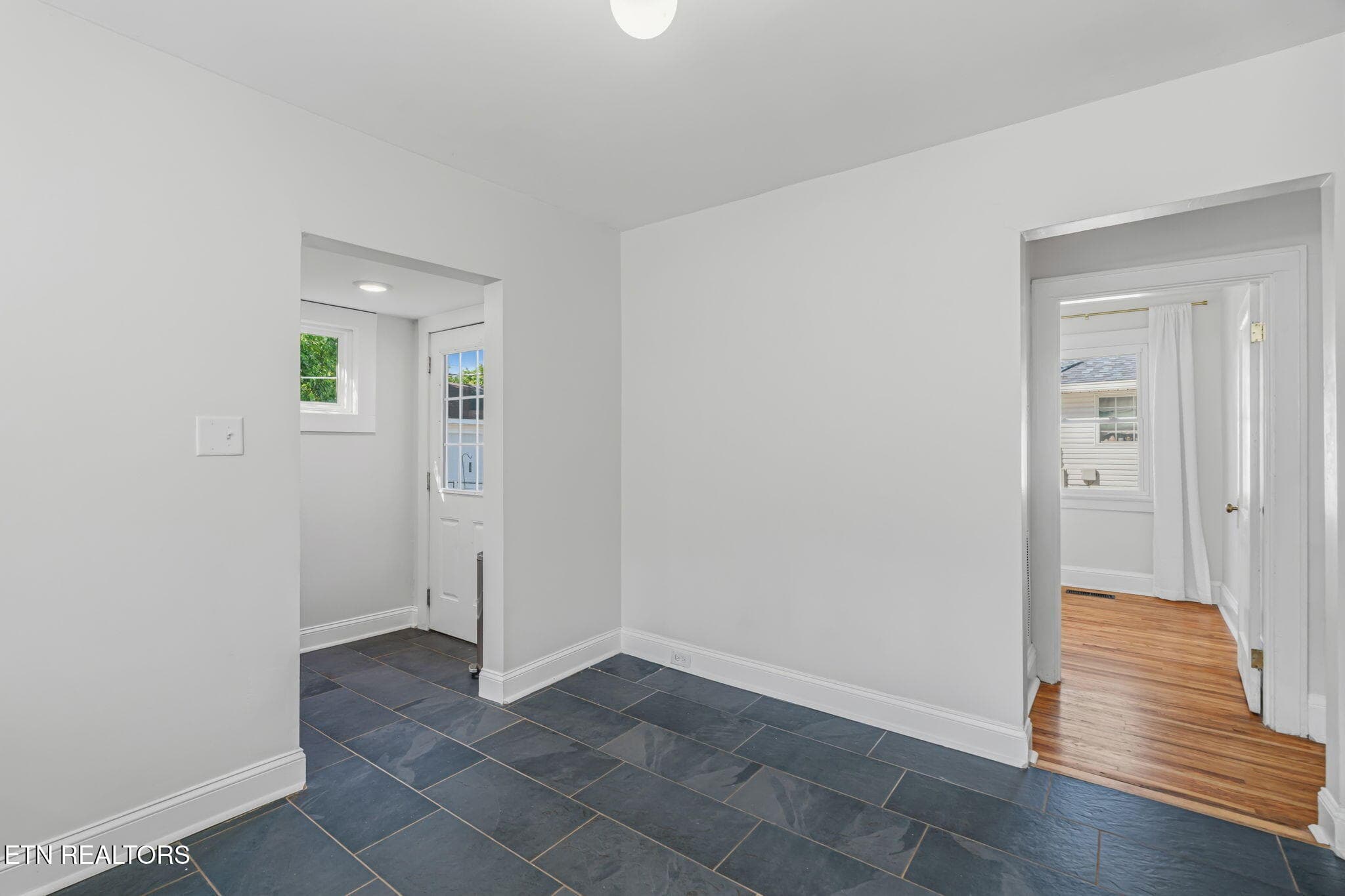 Eat in area - 822 Radford Place, Knoxville, TN 37917, Knoxville