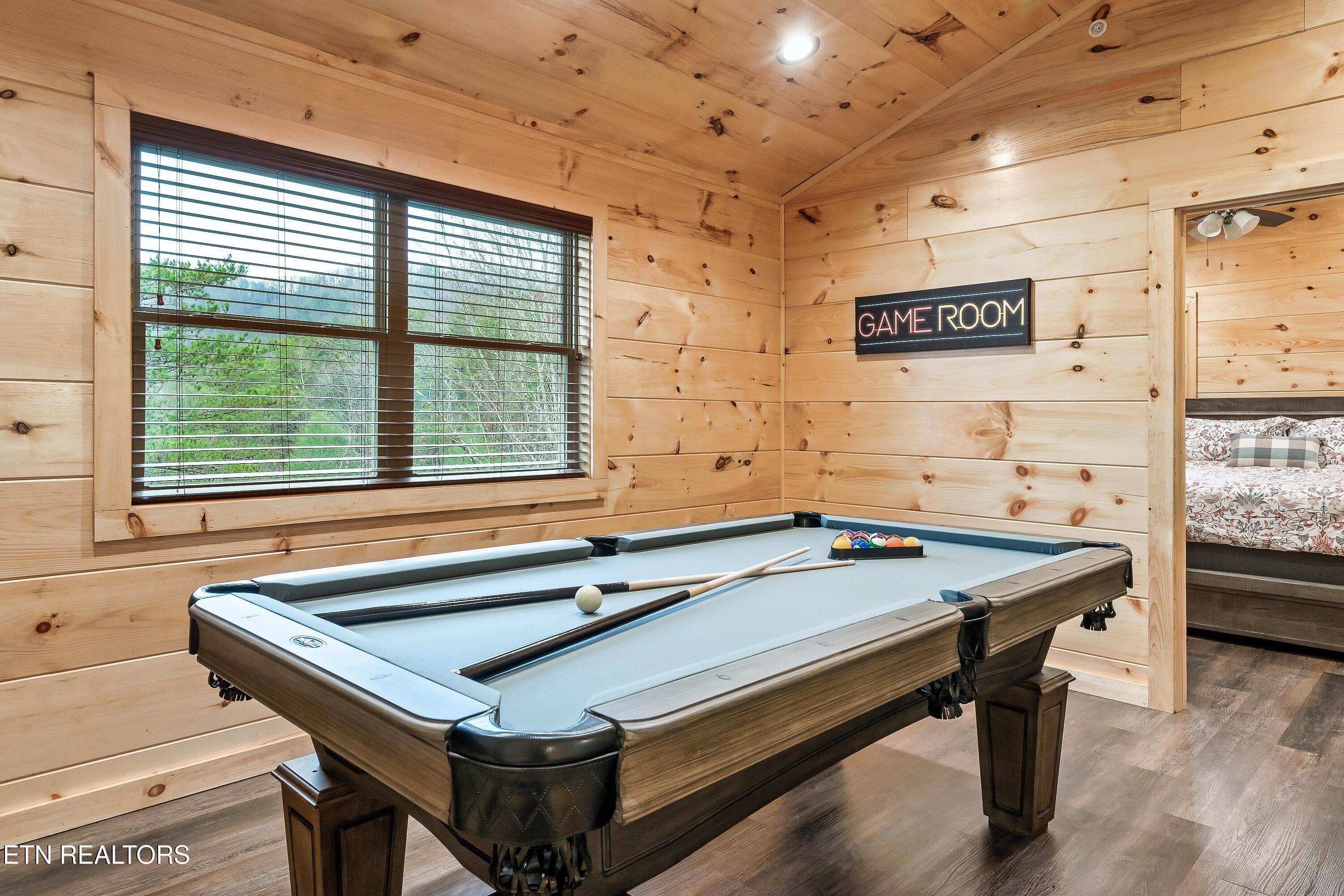 809SR-24 - 809 String Run Way, Pigeon Forge, TN 37863