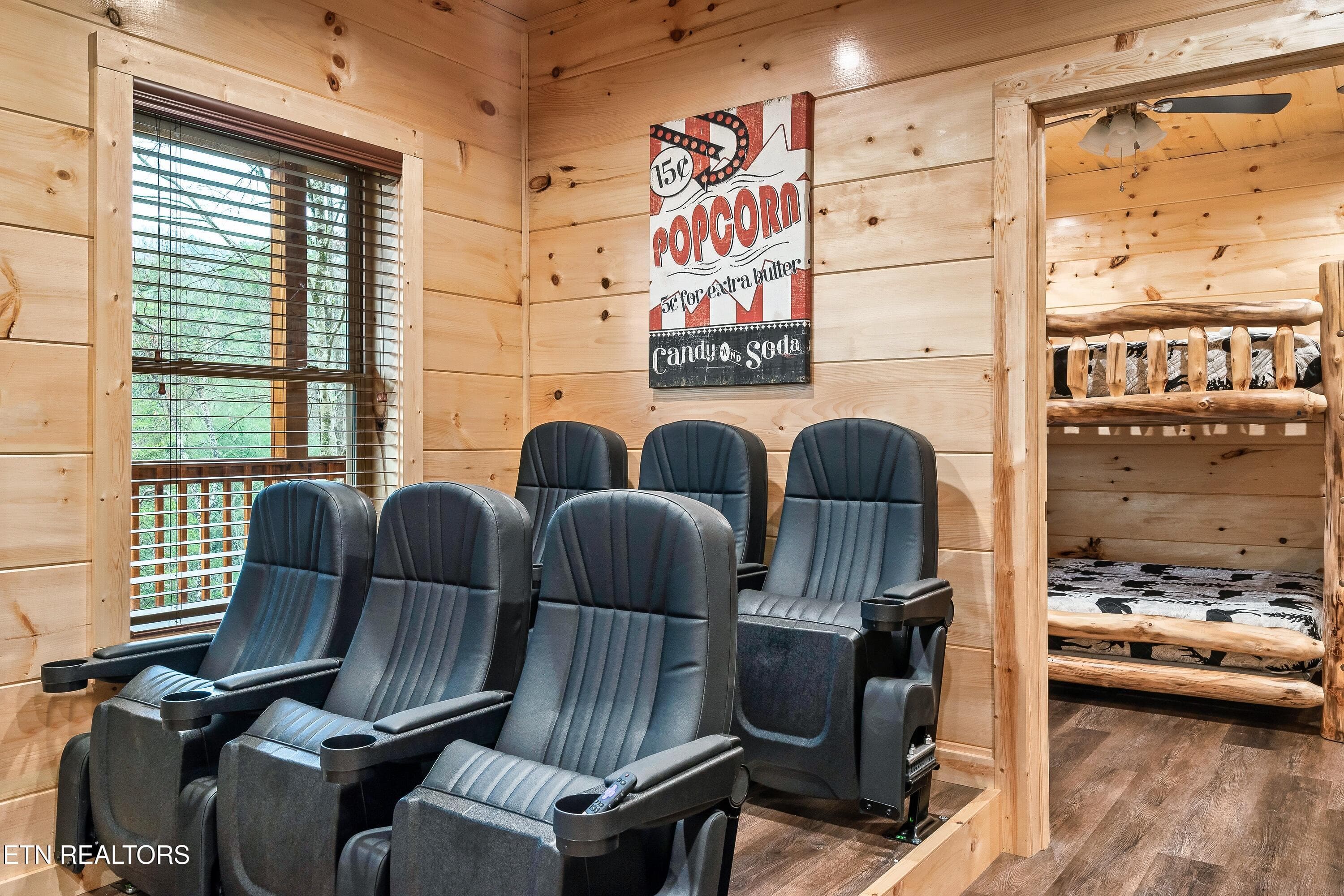 809SR-37 - 809 String Run Way, Pigeon Forge, TN 37863