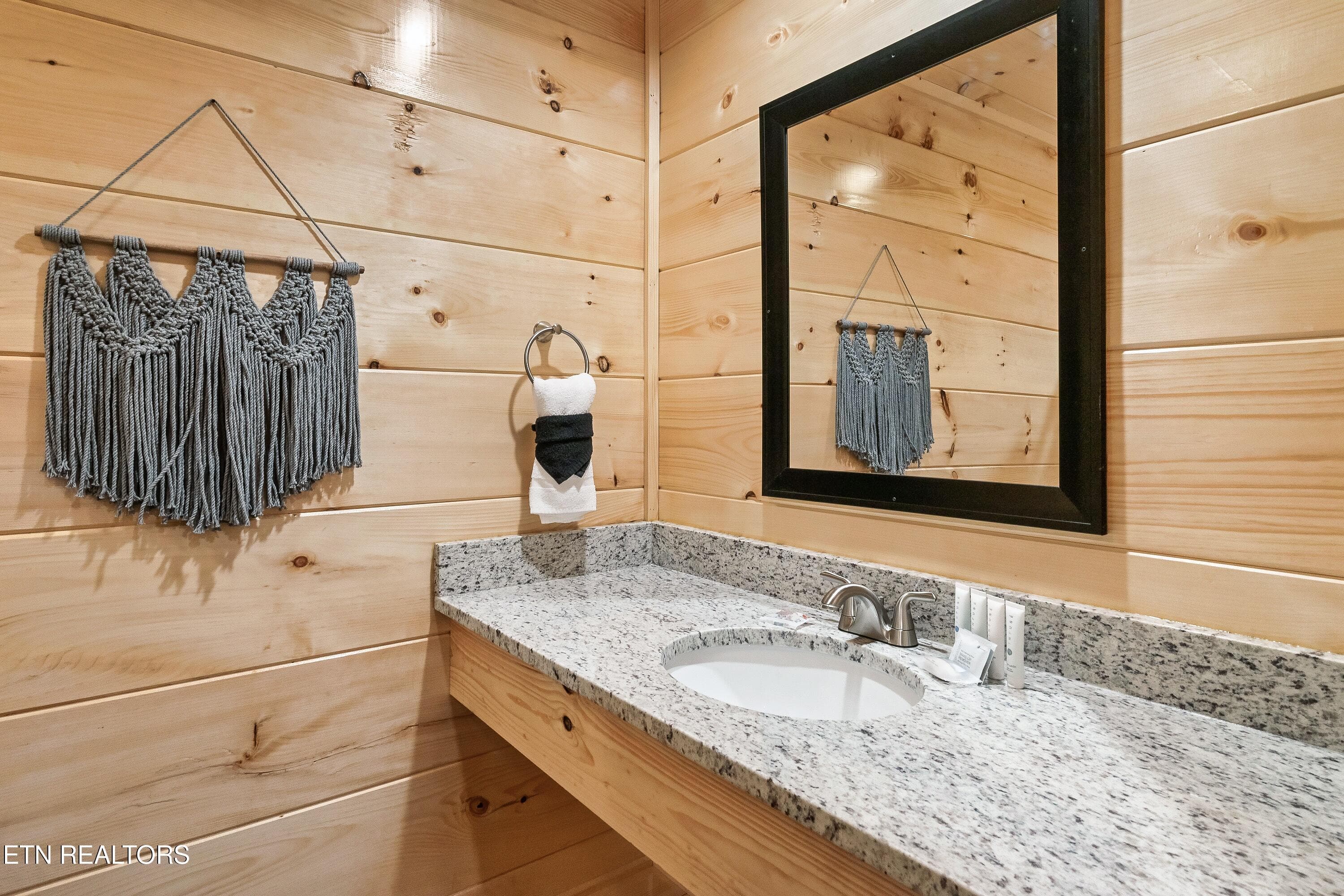 809SR-42 - 809 String Run Way, Pigeon Forge, TN 37863
